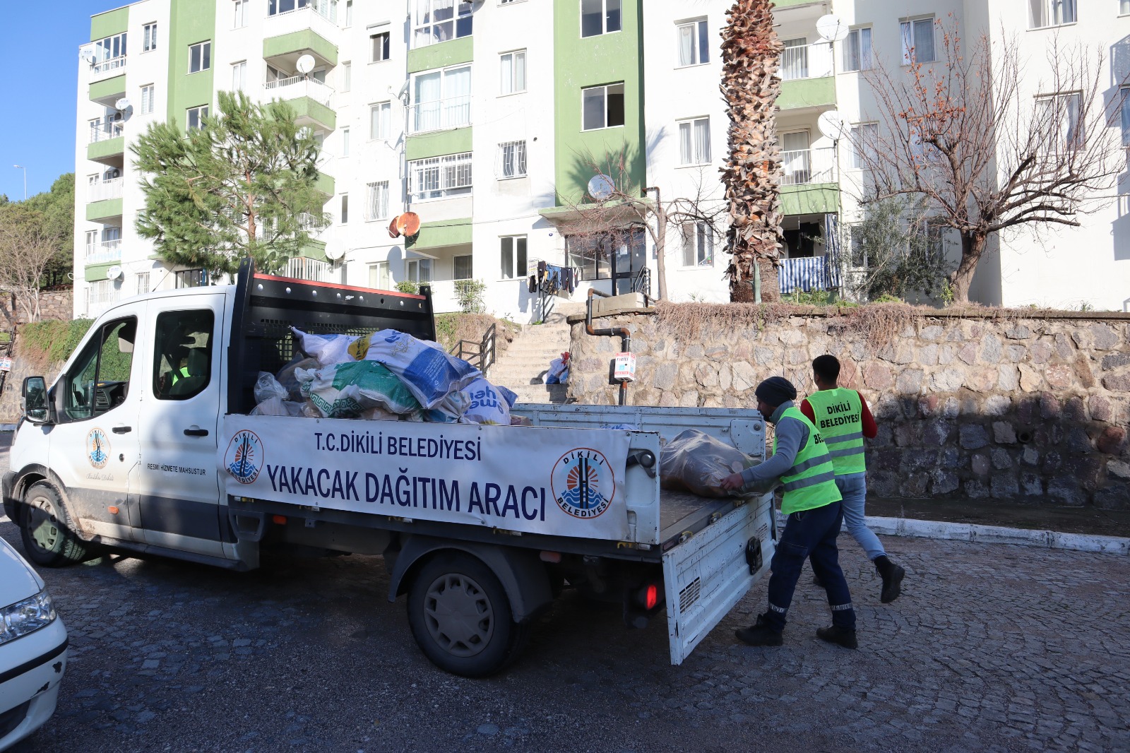 Dikili Belediyesi, ihtiyaç sahibi vatandaşların yuvalarını ısıtmaya devam ediyor