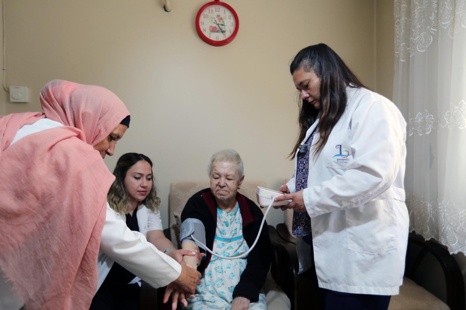 Bayraklı Belediyesi ‘yaşlı destek hattı’ kurdu