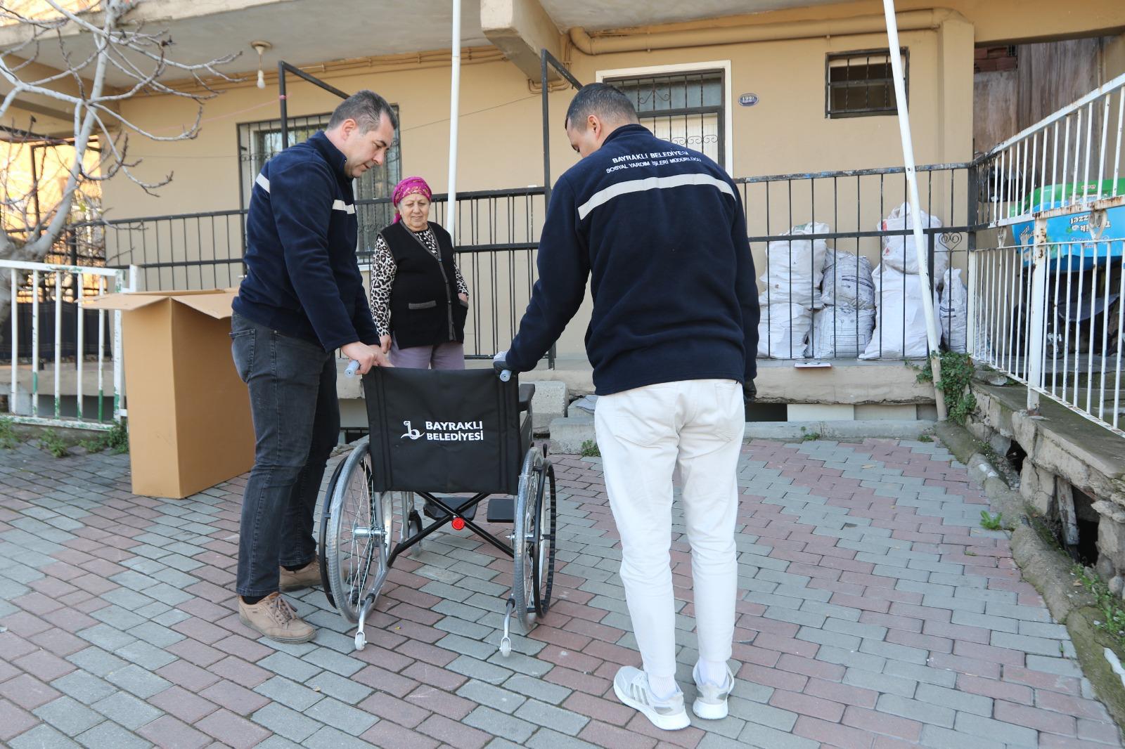 Bayraklı Belediyesinden engelli vatandaşlara tekerlekli sandalye