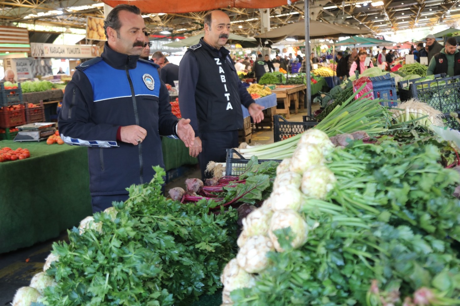 Bayraklı’nın pazar yerlerinde aydınlatma çalışması