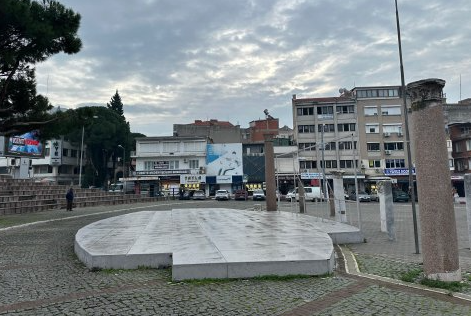 Bergama Cumhuriyet Meydanı bakımsızlığa terk edildi!