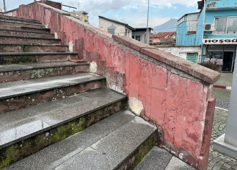 Bergama Cumhuriyet Meydanı bakımsızlığa terk edildi!