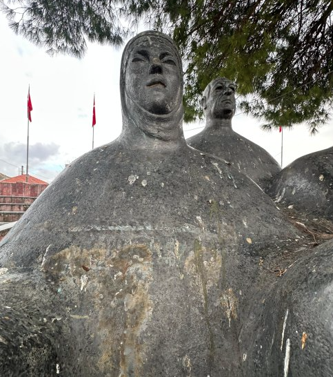 Bergama Cumhuriyet Meydanı bakımsızlığa terk edildi!