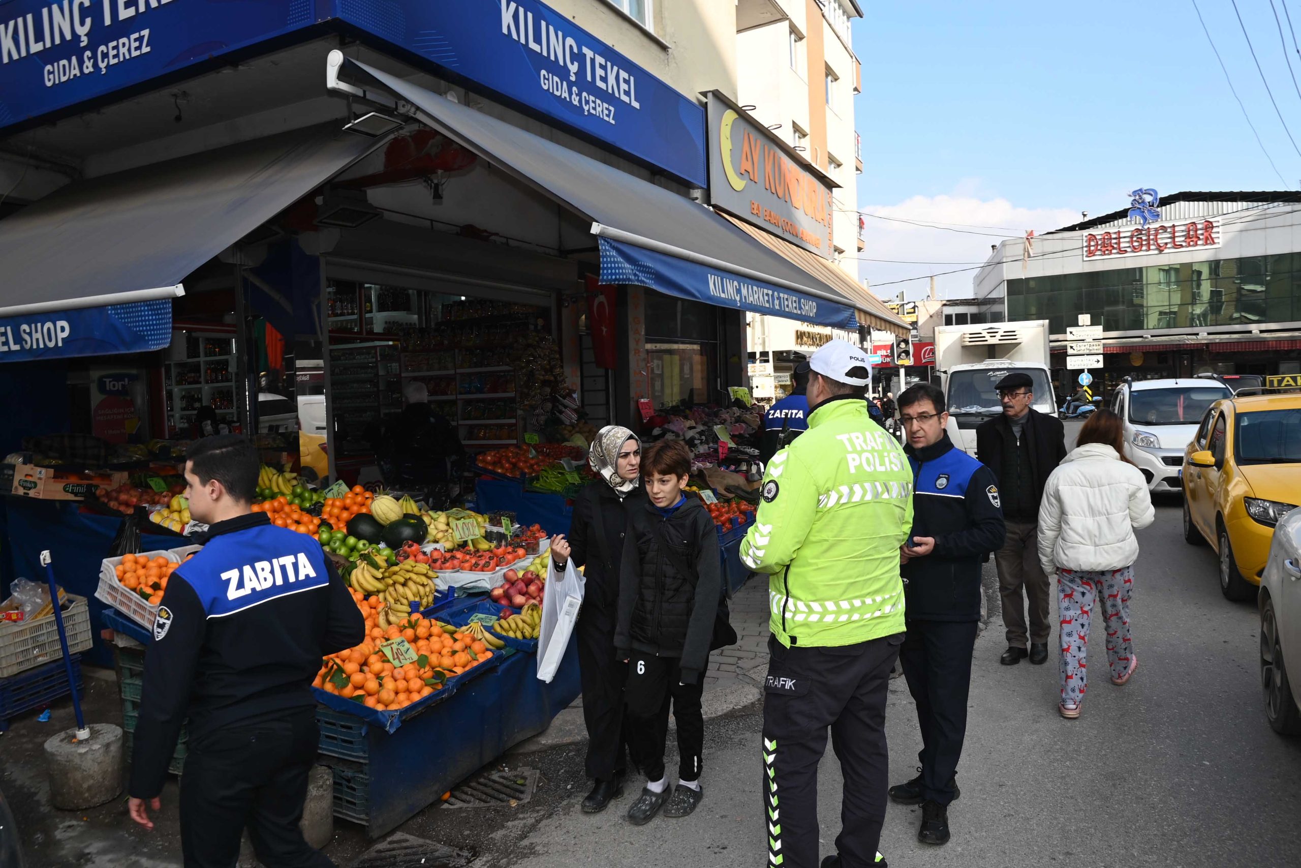 Karabağlar Belediyesi’nden kaldırım ve yol işgallerine karşı ikili denetim