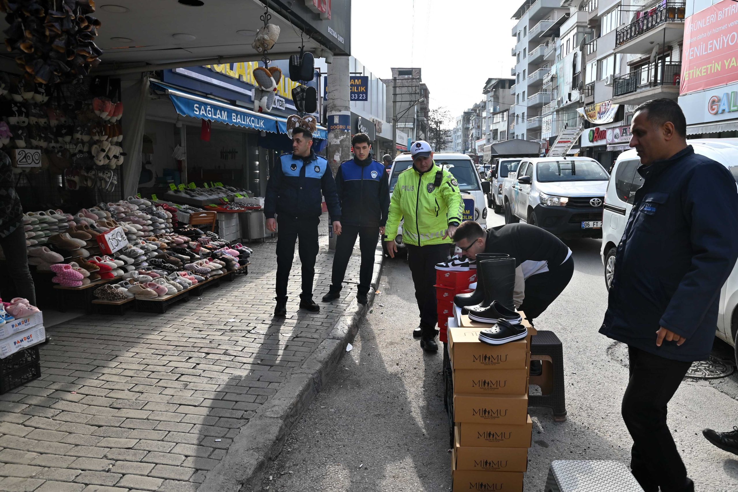 Karabağlar Belediyesi’nden kaldırım ve yol işgallerine karşı ikili denetim