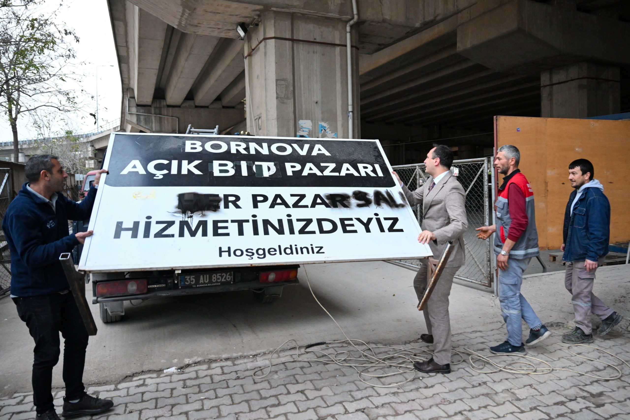 Bornova’da viyadükaltı pazaryerine düzenleme