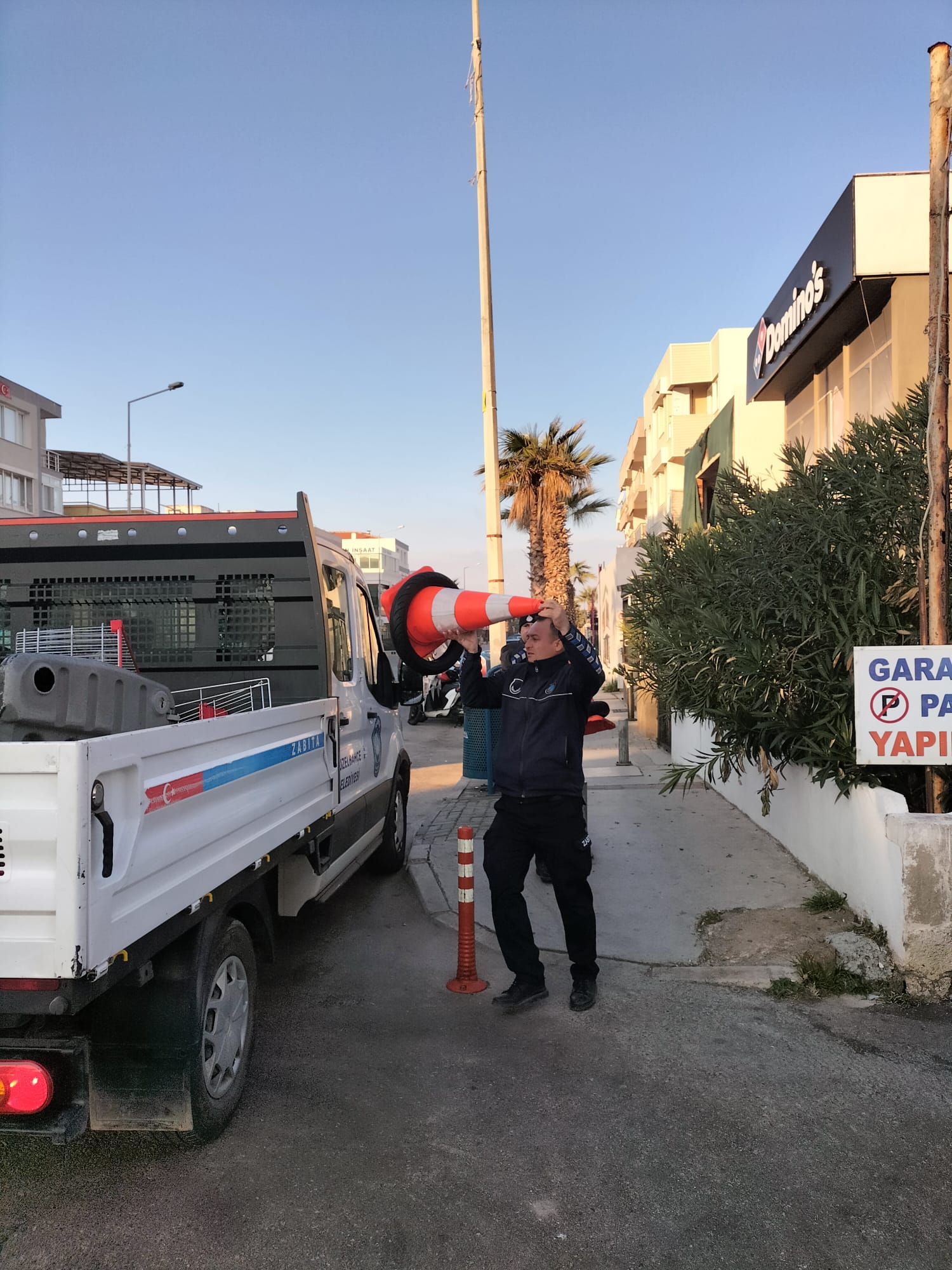 Güzelbahçe Belediyesi Zabıta Ekipleri Kaldırım İşgaline Geçit Vermiyor