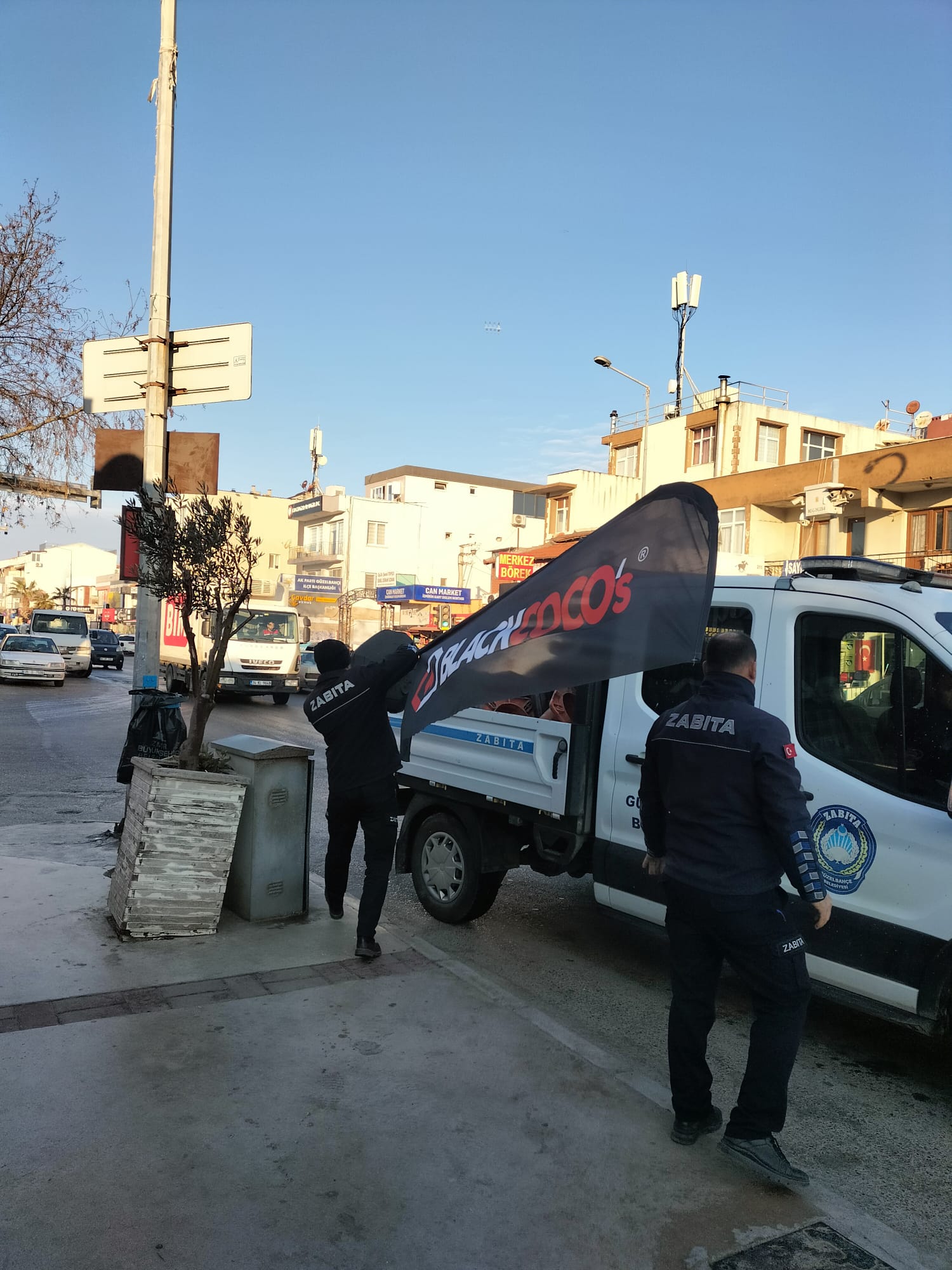 Güzelbahçe Belediyesi Zabıta Ekipleri Kaldırım İşgaline Geçit Vermiyor