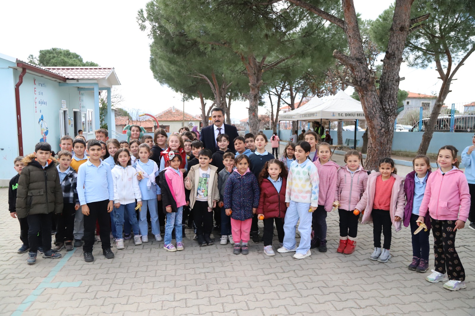 Başkan Kırgöz’den öğrencilere taze meyve ikramı