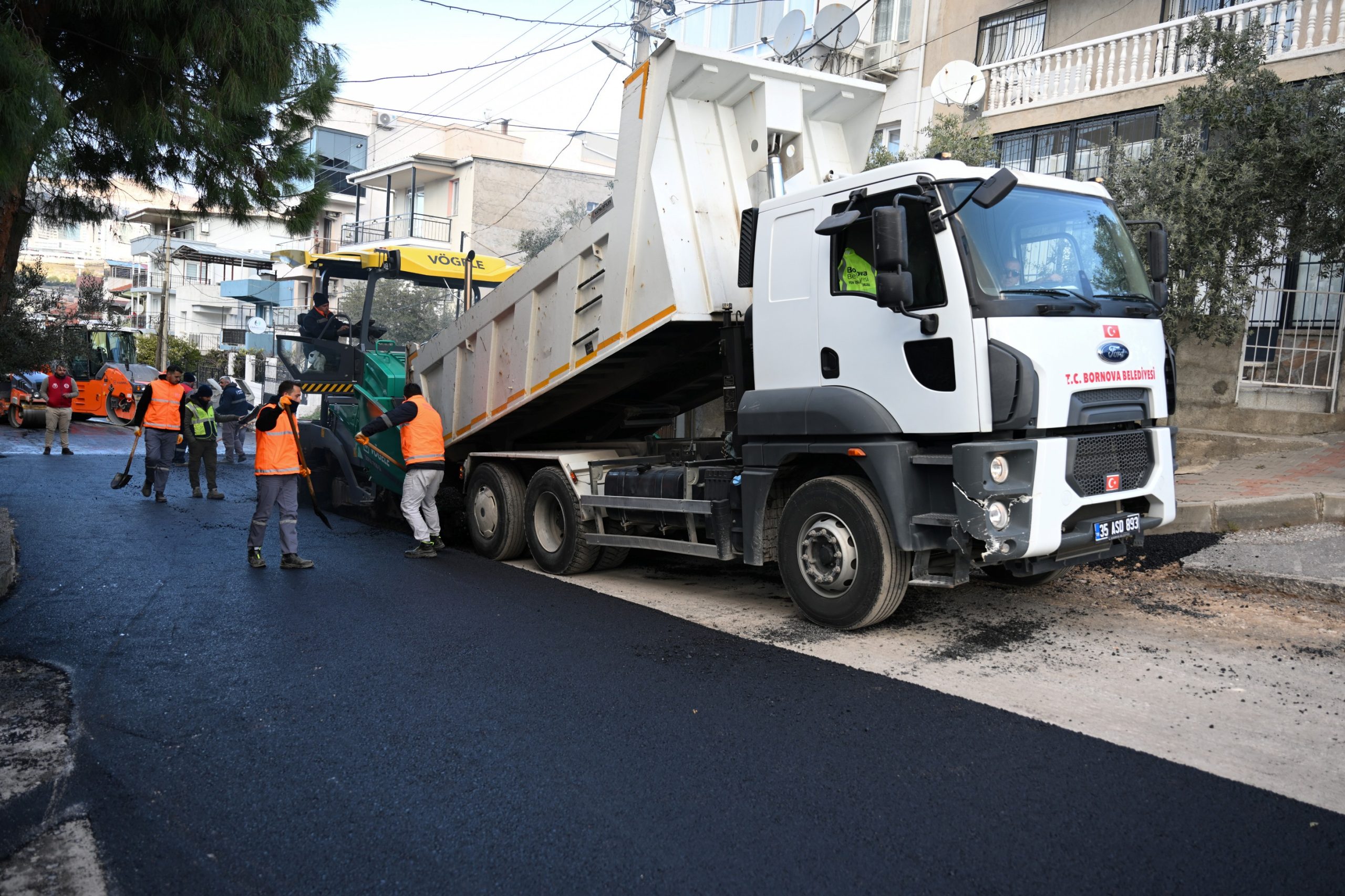 Bornova’da yol çalışmaları kar-kış dinlemiyor