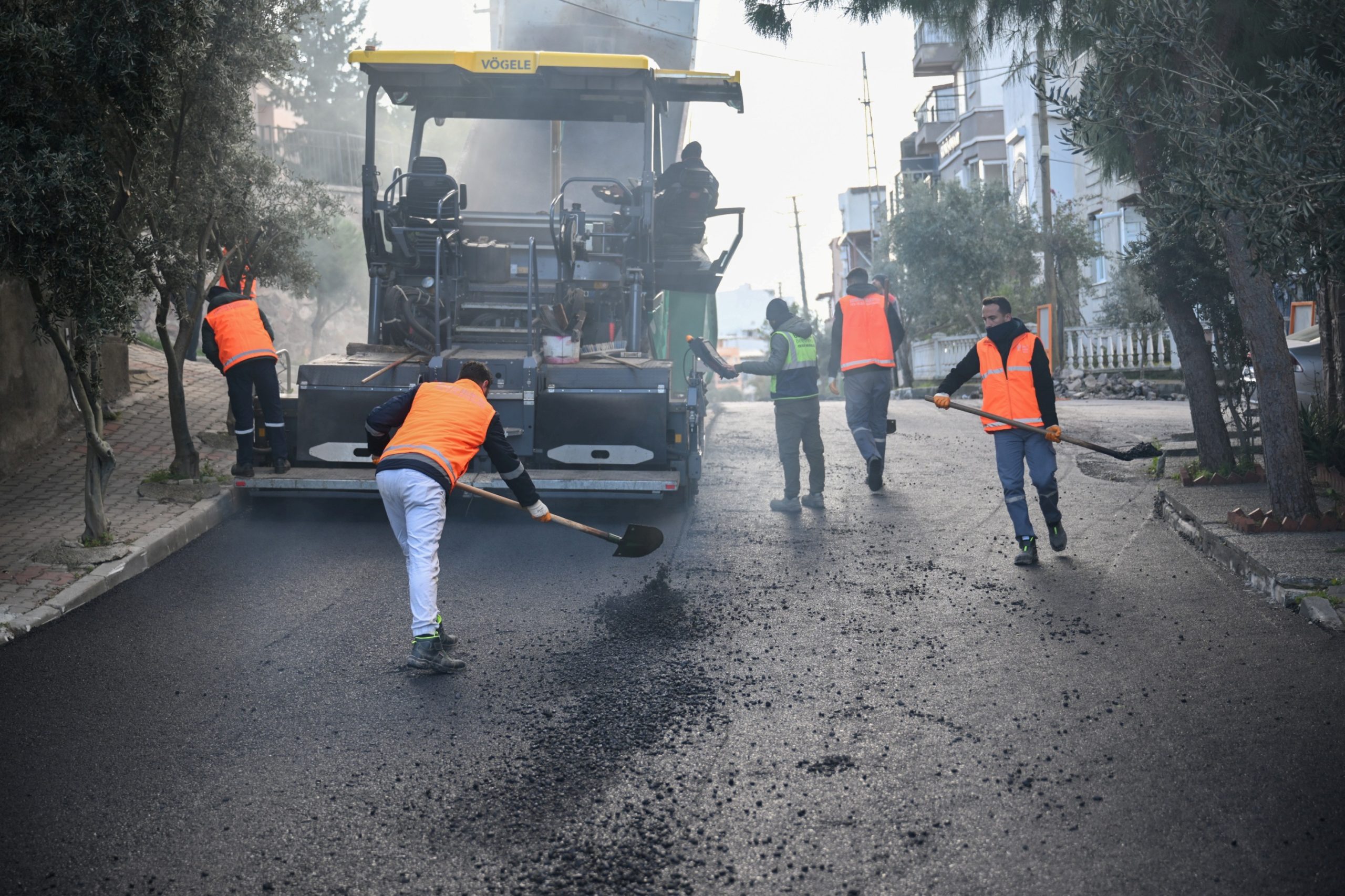 Bornova’da yol çalışmaları kar-kış dinlemiyor