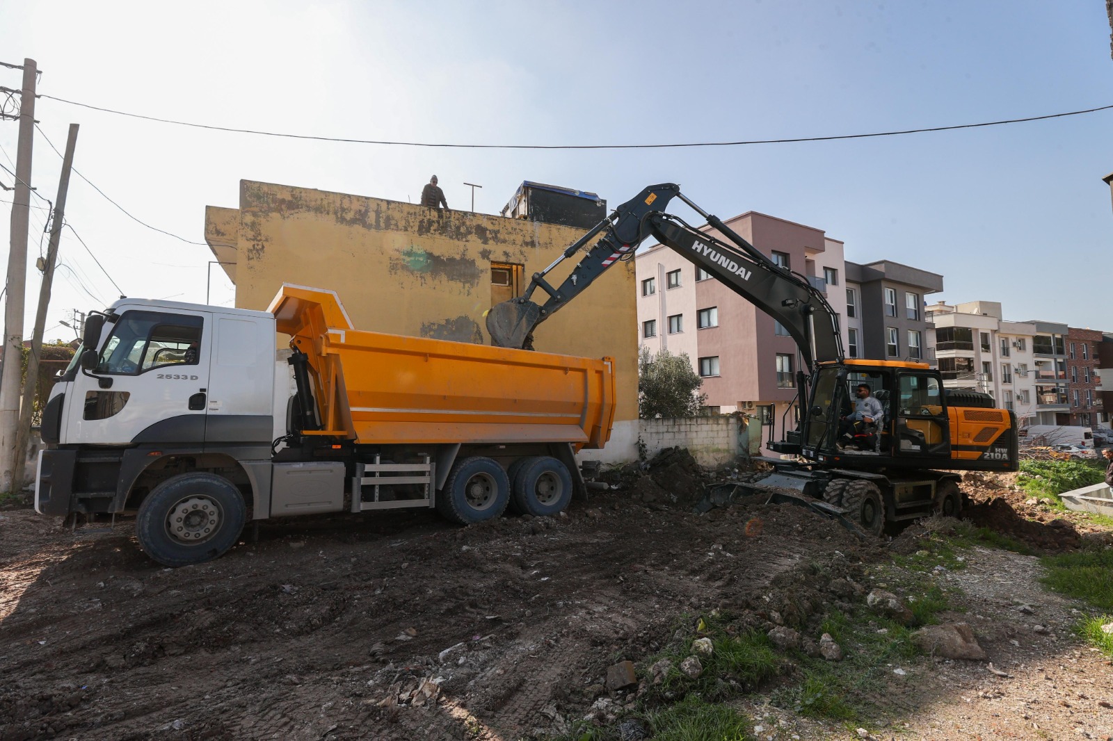 Buca sokaklarında yoğun mesai