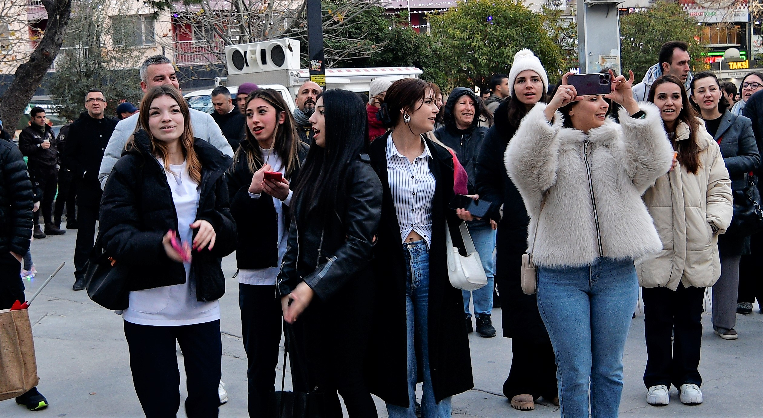 Bornova aşka geldi! Küçükpark’ta romantik akşam