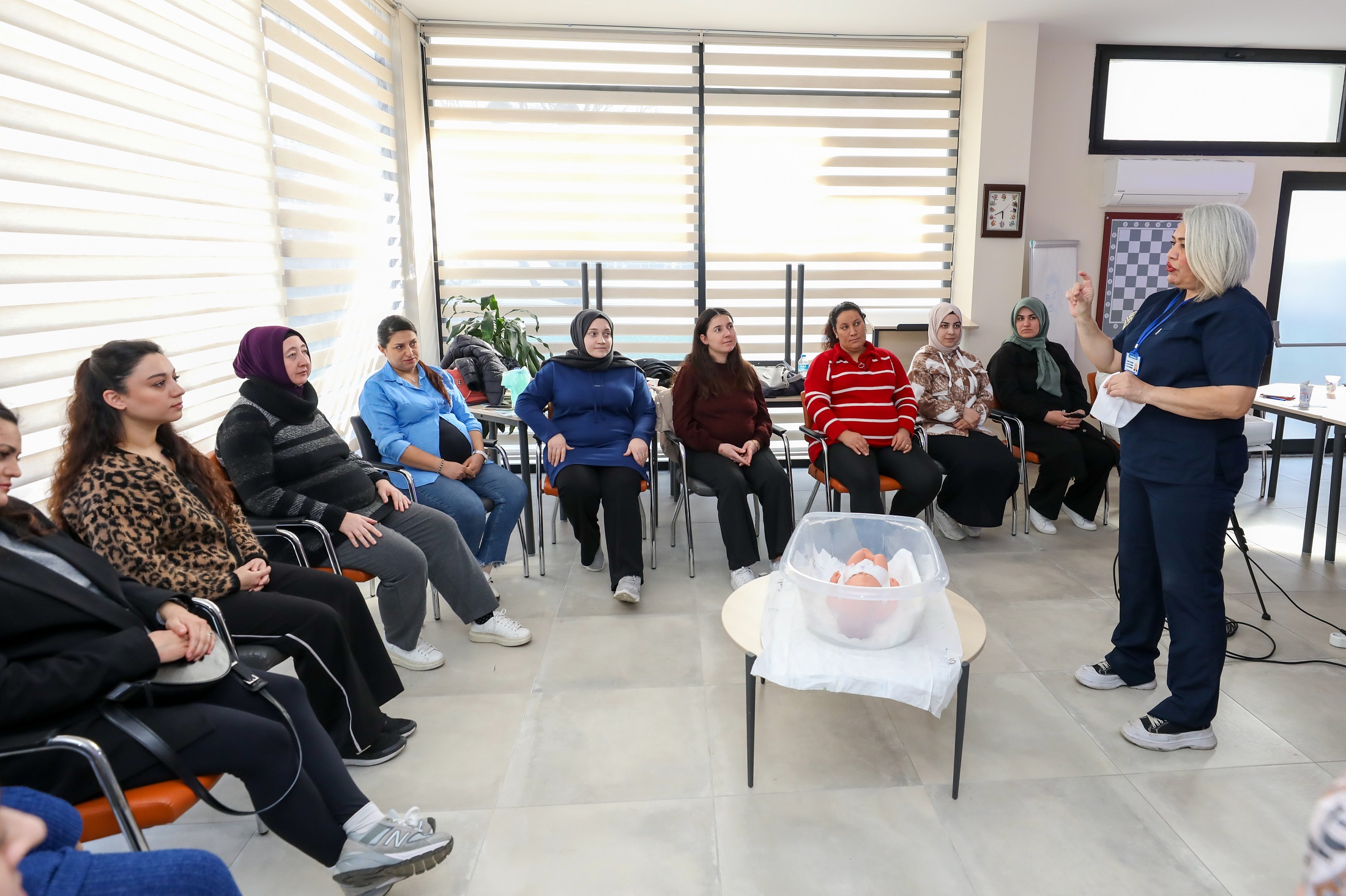 Gaziemir’de anne adayları Gebe Okulu ile doğuma hazırlanıyor