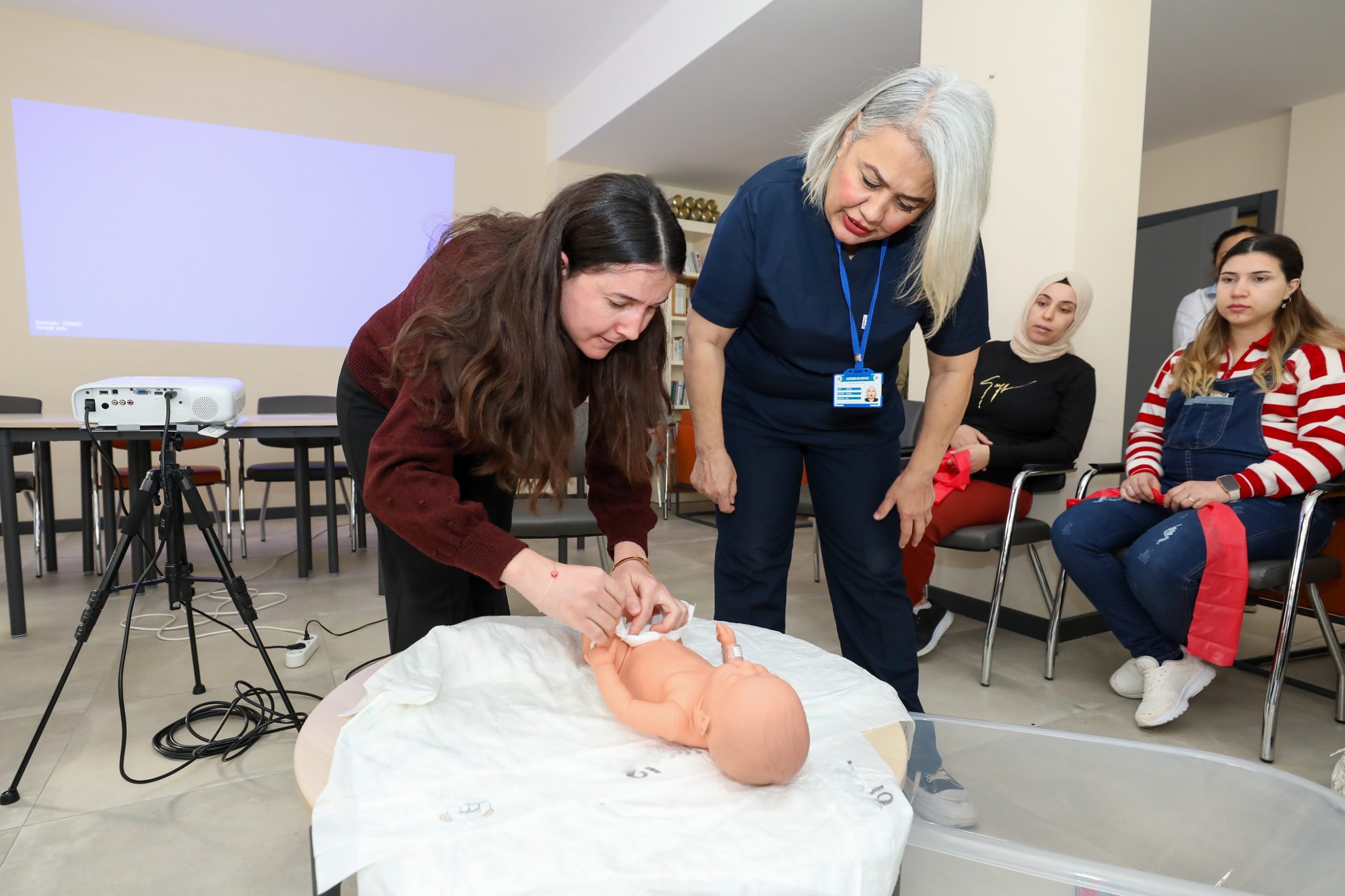 Gaziemir’de anne adayları Gebe Okulu ile doğuma hazırlanıyor