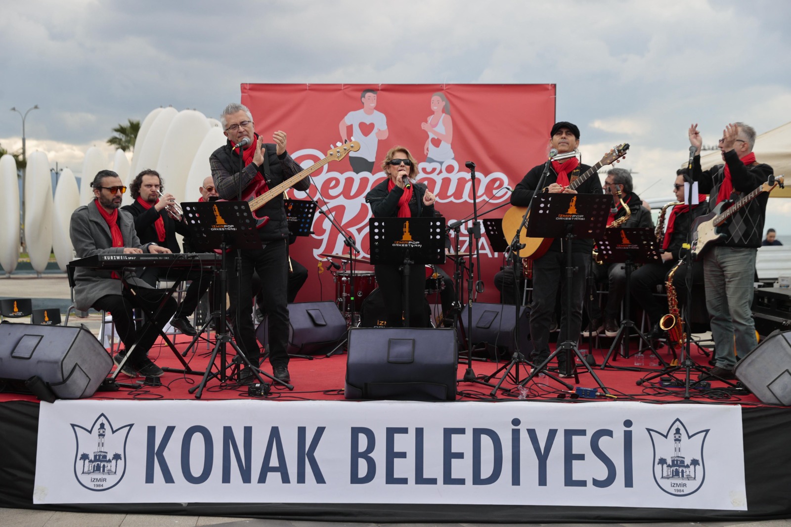 Konak’ta ‘Sevdiğine Koş’ ile her adım sevgiye atıldı