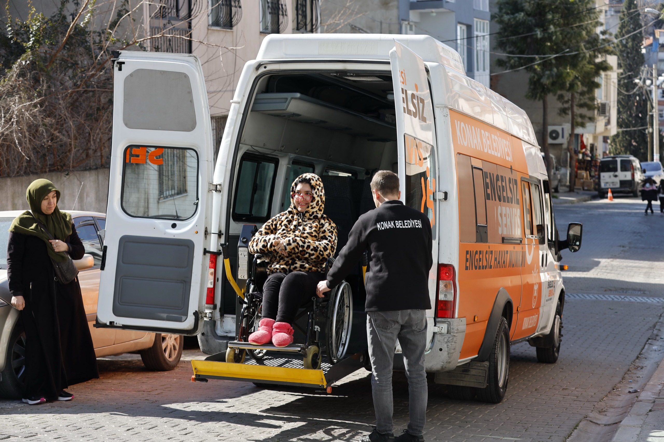 Konak’ta ‘Engelsiz Servis’le  Hayata engel yok