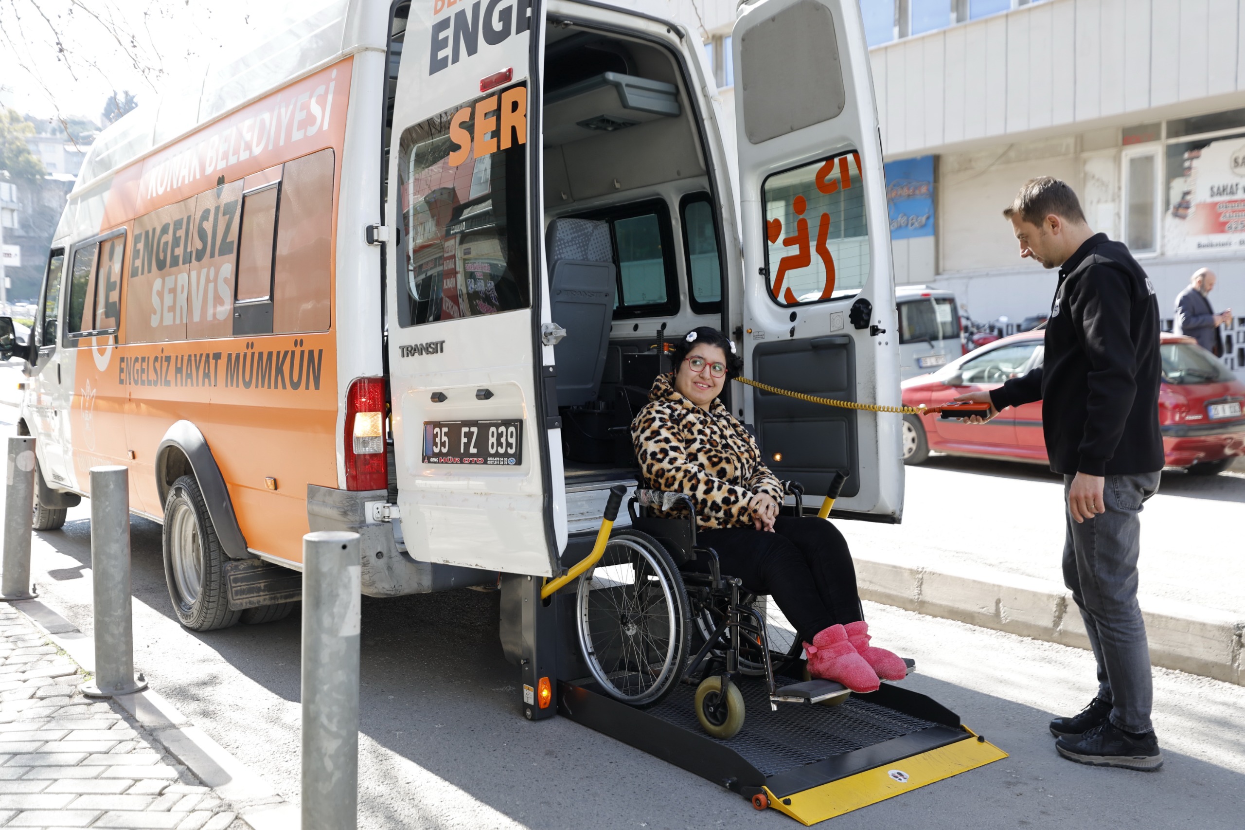 Konak’ta ‘Engelsiz Servis’le  Hayata engel yok