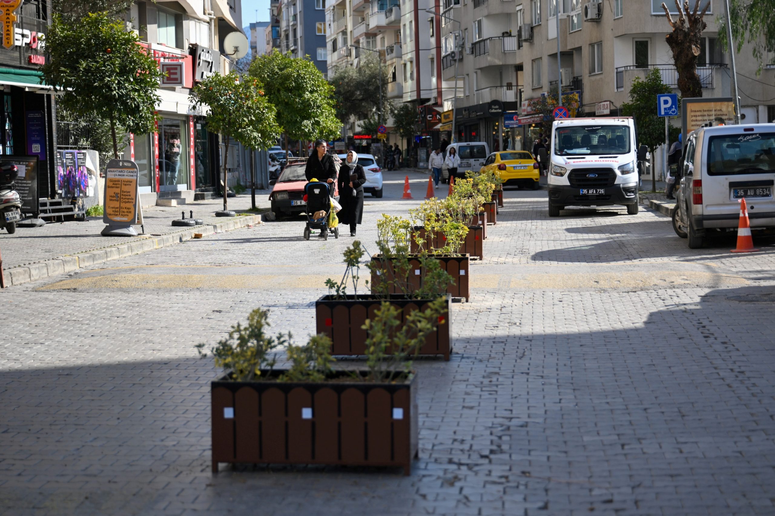 Bornova'da ulaşım ve trafik düzenlemeleri devam ediyor