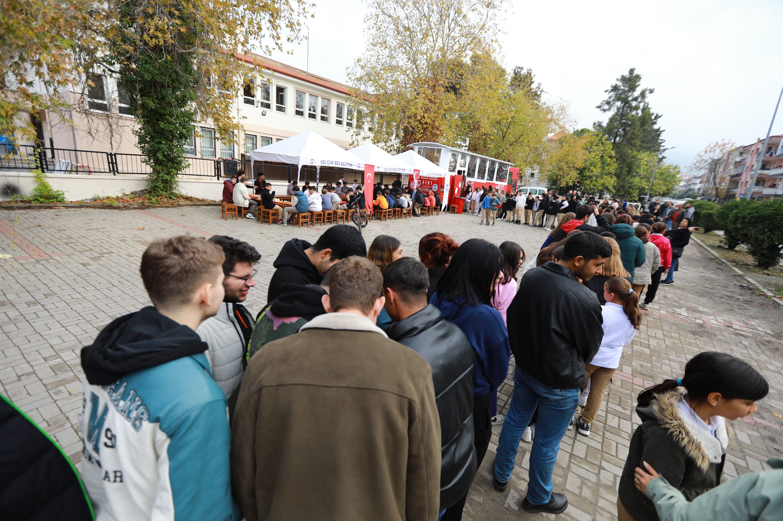 Efes Selçuk’ta öğrencilere Gıda Dayanışması ve Öğrenci Otobüsü desteği