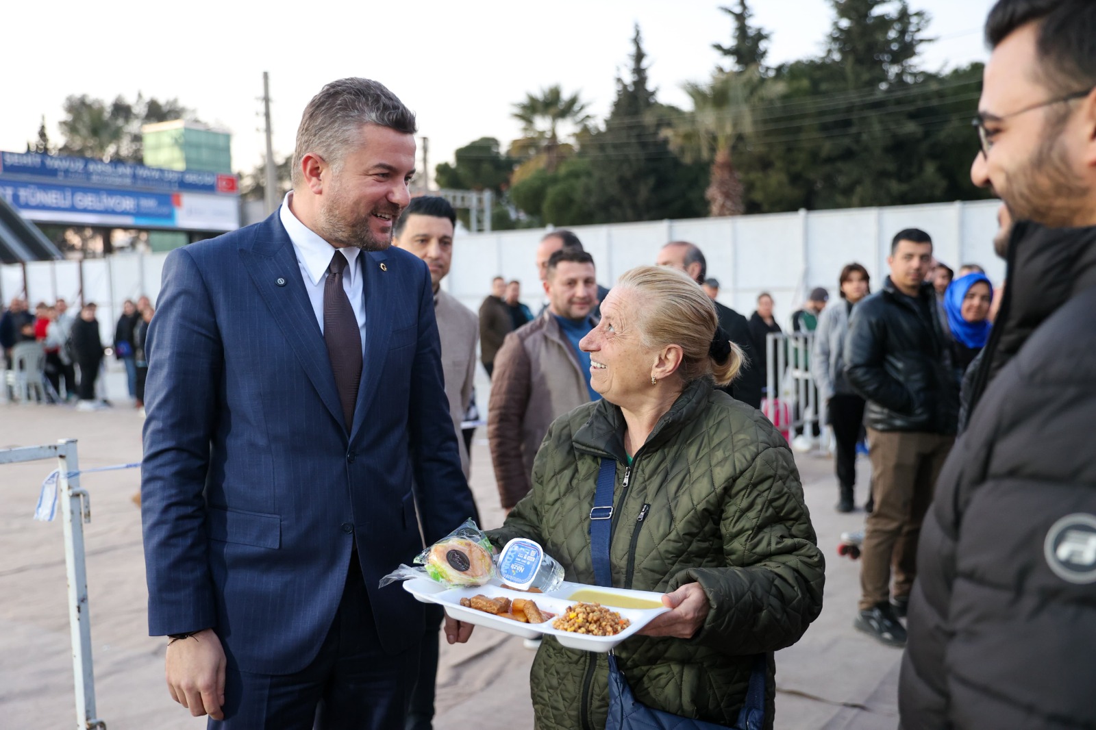 Buca Belediyesi’nin iftar çadırına yoğun ilgi