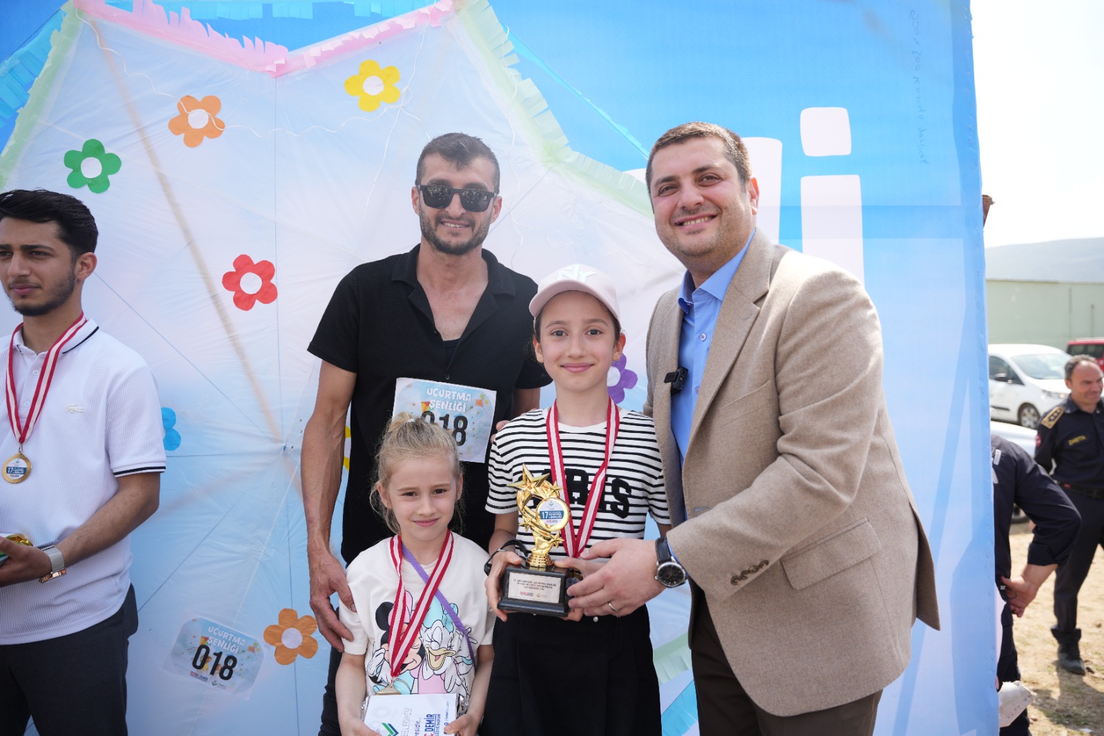 Torbalı’da gökyüzü rengarenk oldu