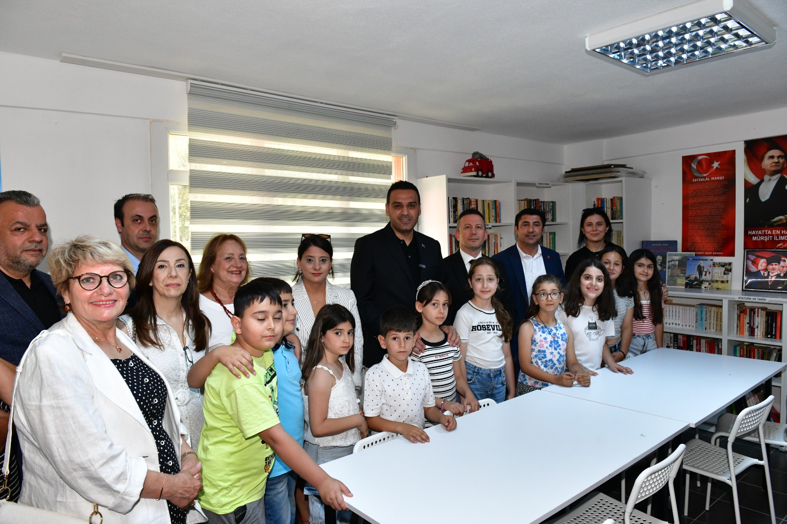 Çiğli'de cumhuriyet ışığını taşıyan mahalle kütüphanesi açıldı