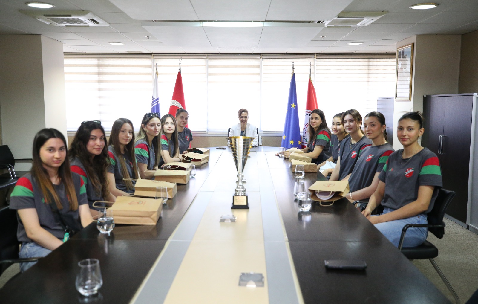 Voleybol ve yüzmede Karşıyaka rüzgarı esti