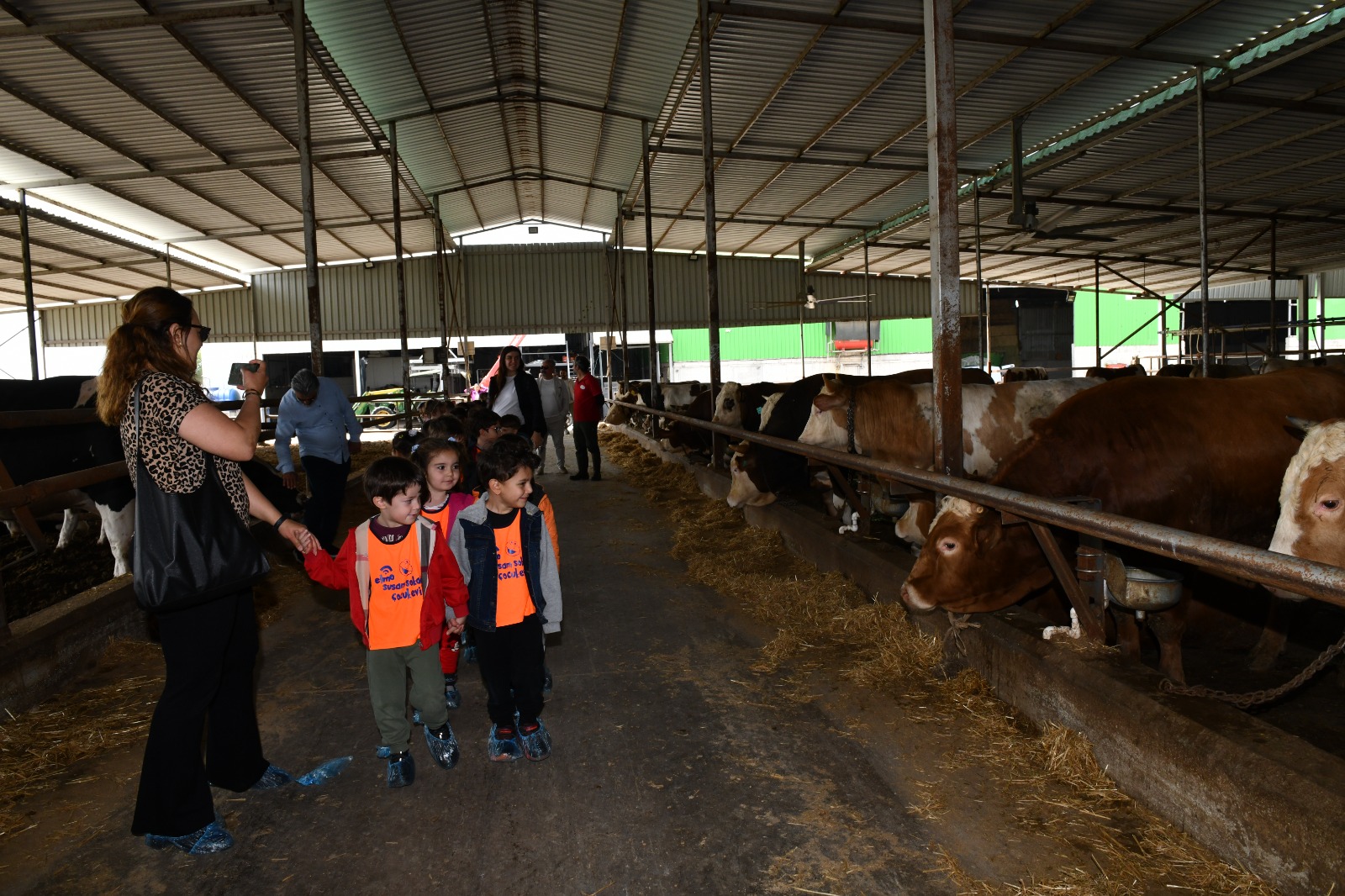 Çiğli Belediyesi’nden çocuklara doğa ve hayvanlarla iç içe unutulmaz bir gün