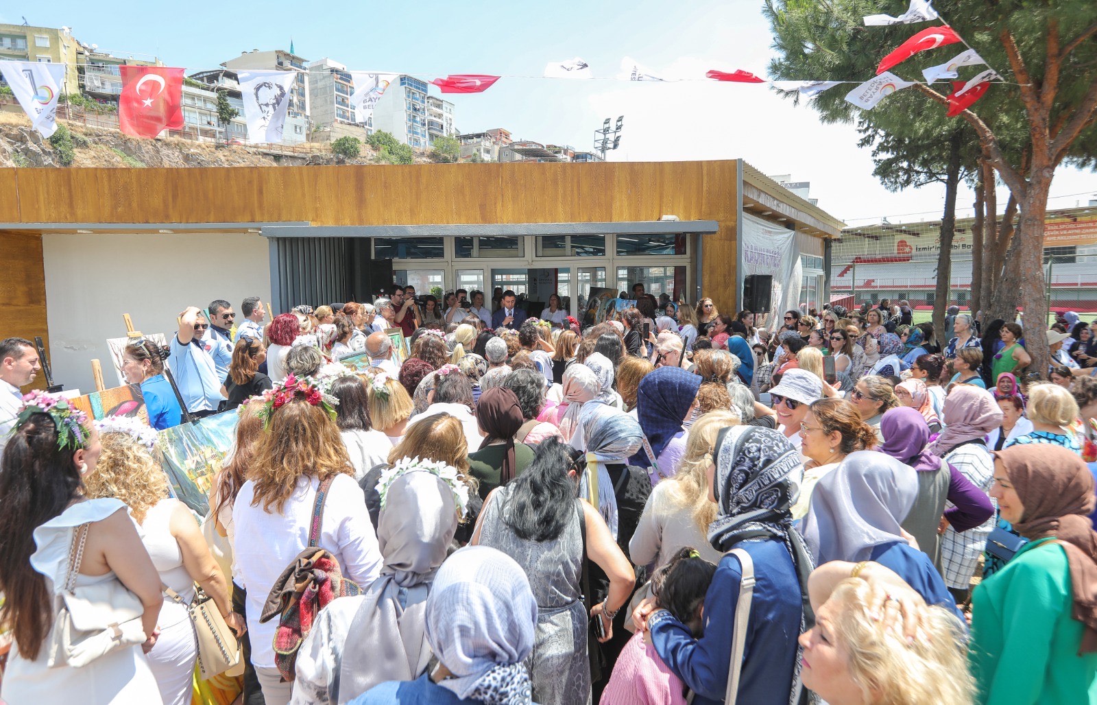 Bayraklı’da üreten kadınlar el sanatlarını sergiledi