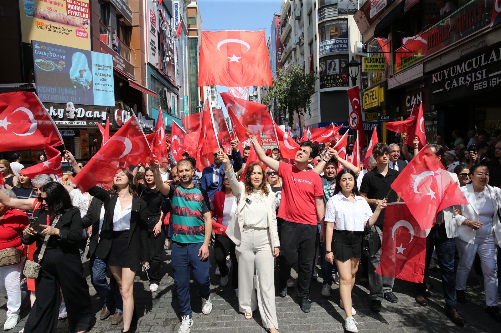 Karşıyaka’da omuz omuza 19 Mayıs yürüyüşü Karşıyaka’da omuz omuza 19 Mayıs yürüyüşü