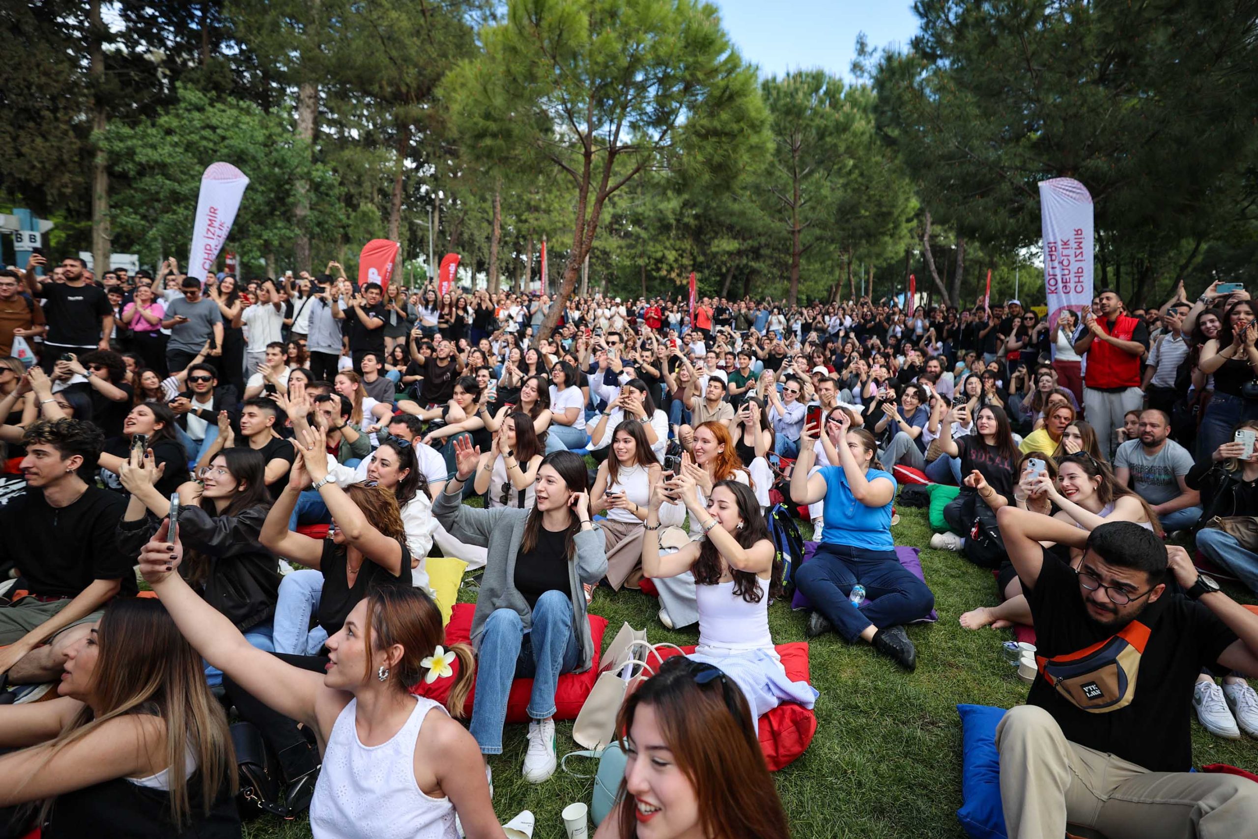 CHP’li Milletvekili Mahmut Tanal Buca’da üniversitelilerle buluştu