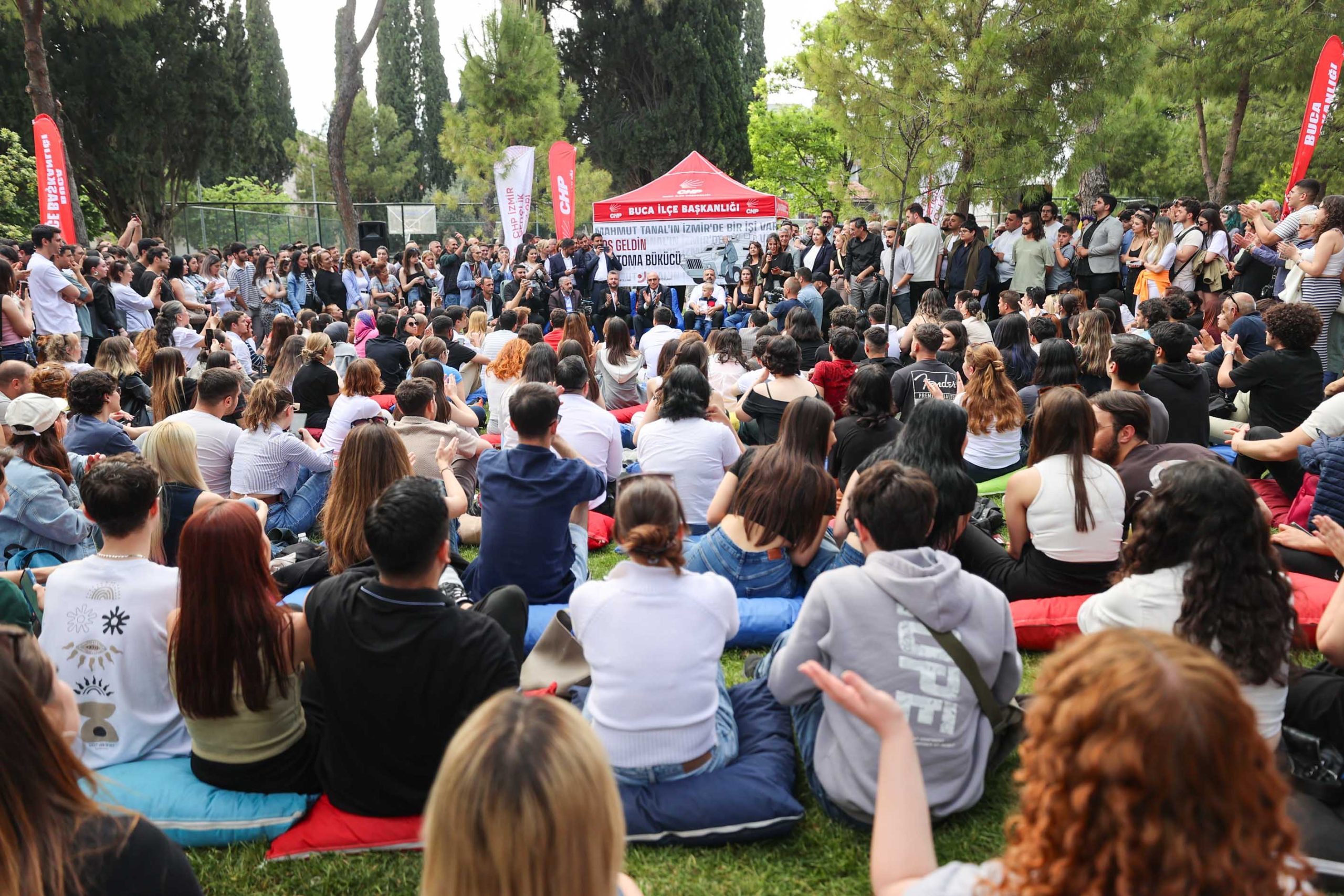 CHP’li Milletvekili Mahmut Tanal Buca’da üniversitelilerle buluştu