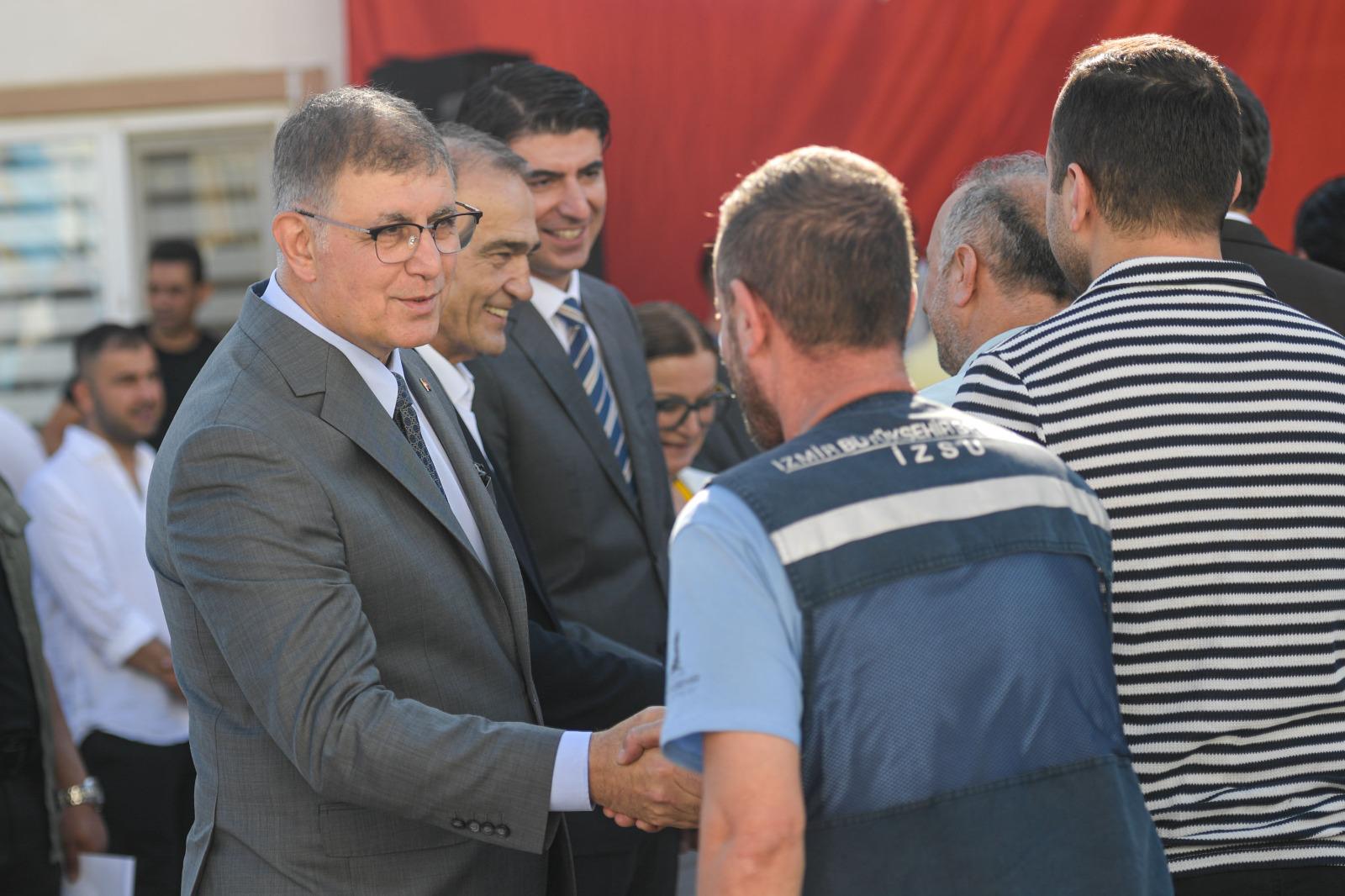 Başkan Tugay Kurban Bayramı öncesi İZSU çalışanları ile buluştu+-