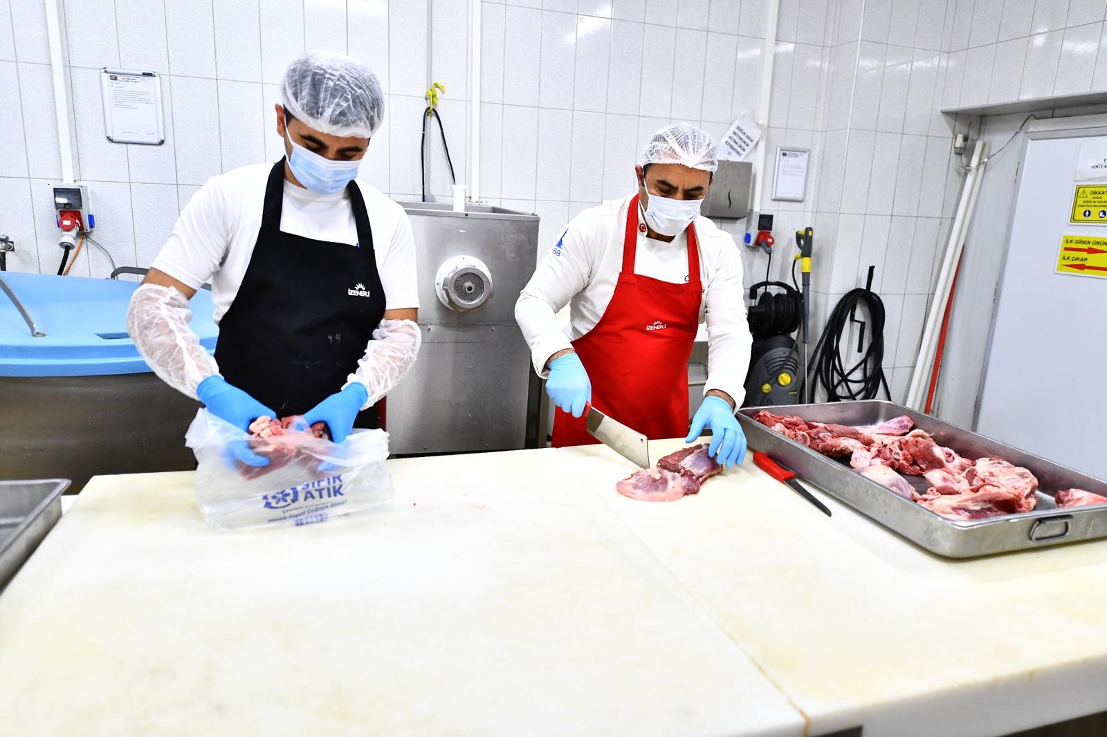 İzmirlilerin et bağışları ihtiyaç sahiplerine ulaştırılıyor