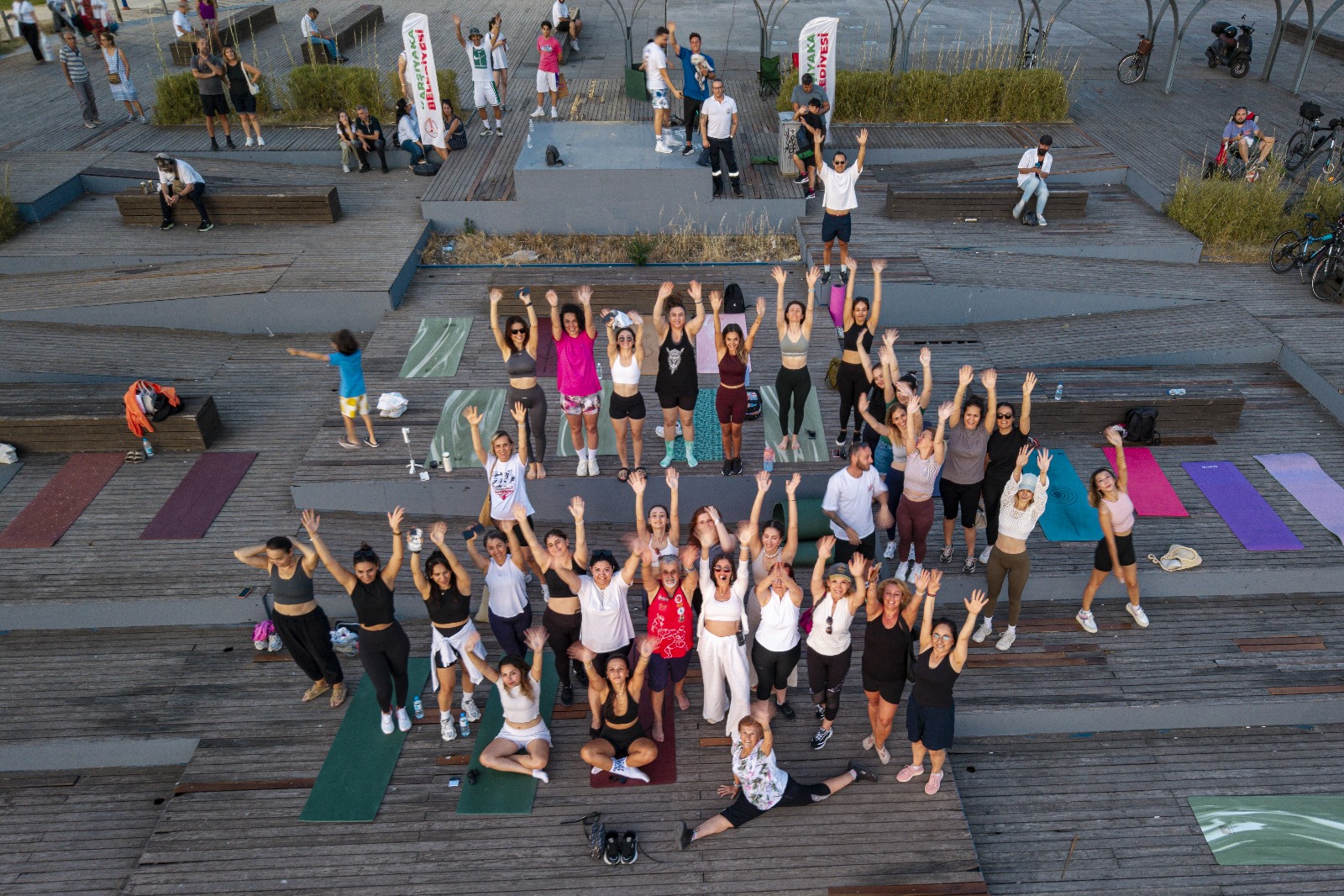 Karşıyaka’da gün batımında yoga buluşması