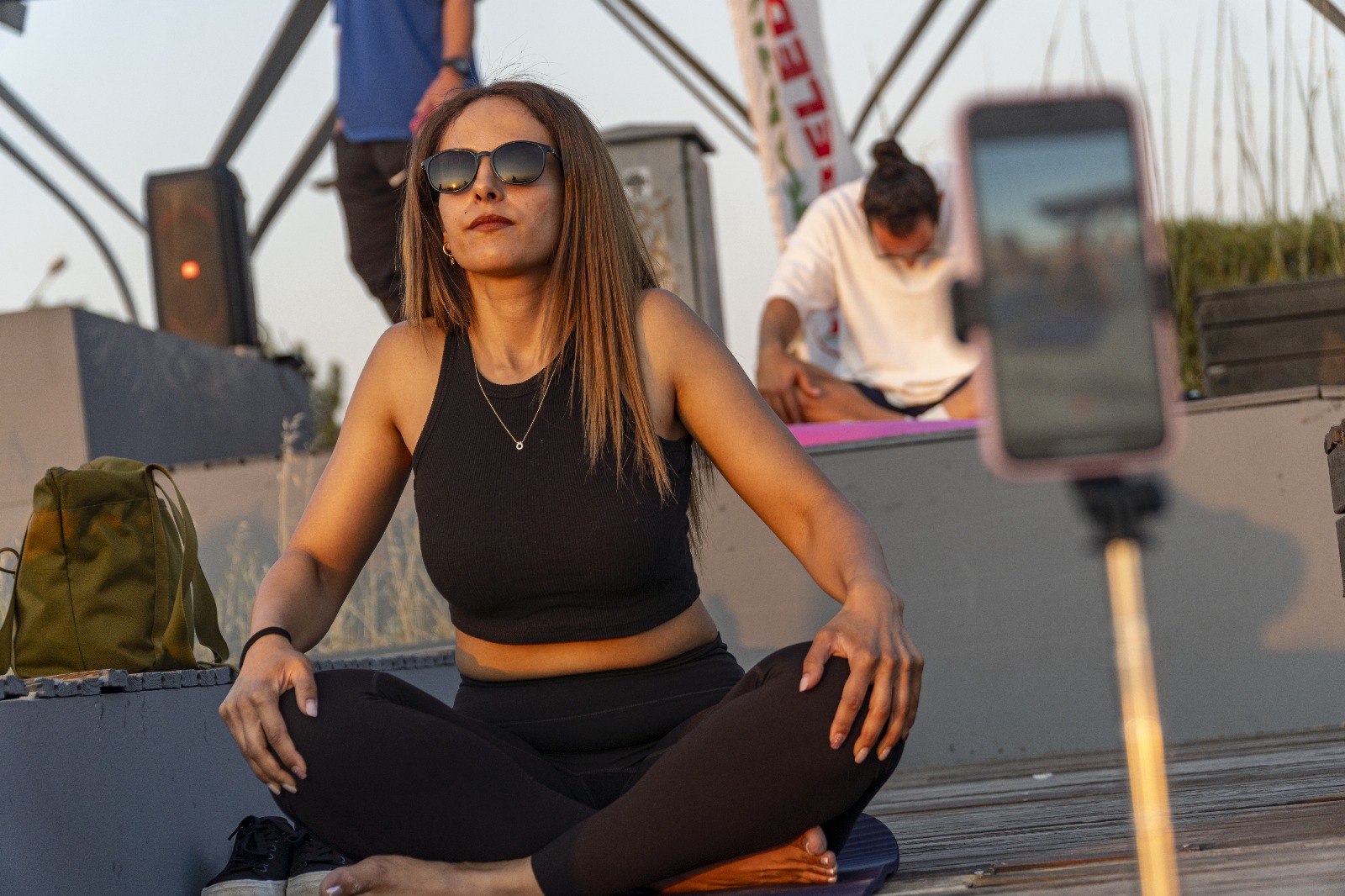 Karşıyaka’da gün batımında yoga buluşması