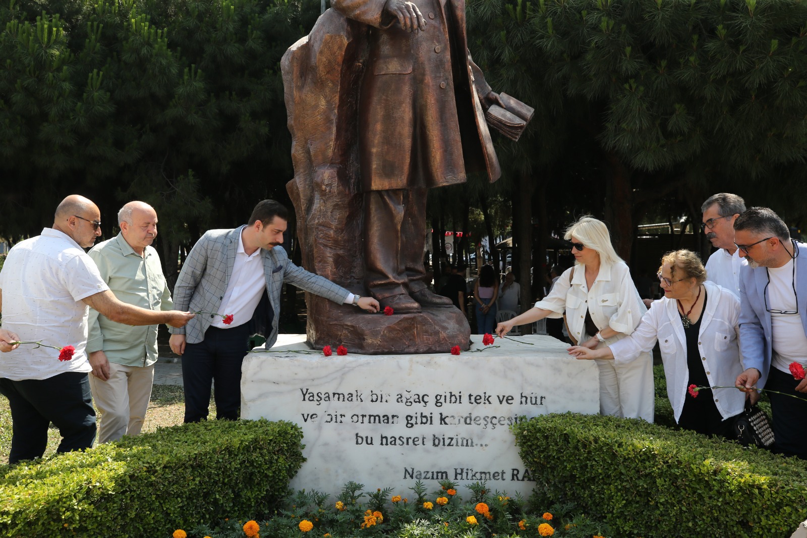 Dünya şairi Nazım Hikmet, Karşıyaka’da şiirleriyle anıldı