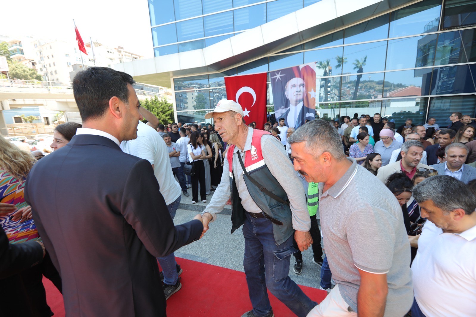 Başkan Önal, personeliyle bayramlaştı Başkan Önal, personeliyle bayramlaştı