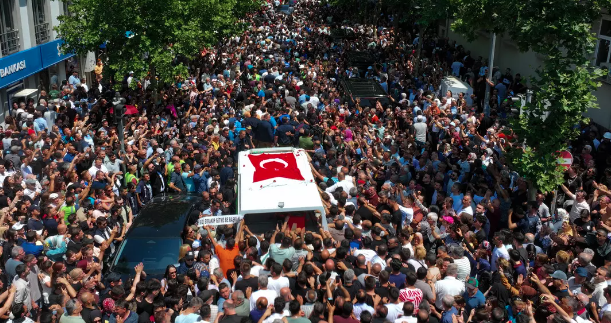 MANİSA'DA ON BİNLER FERDİ ZEYREK'İ UĞURLADI