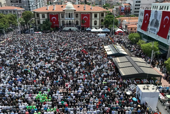 MANİSA'DA ON BİNLER FERDİ ZEYREK'İ UĞURLADI