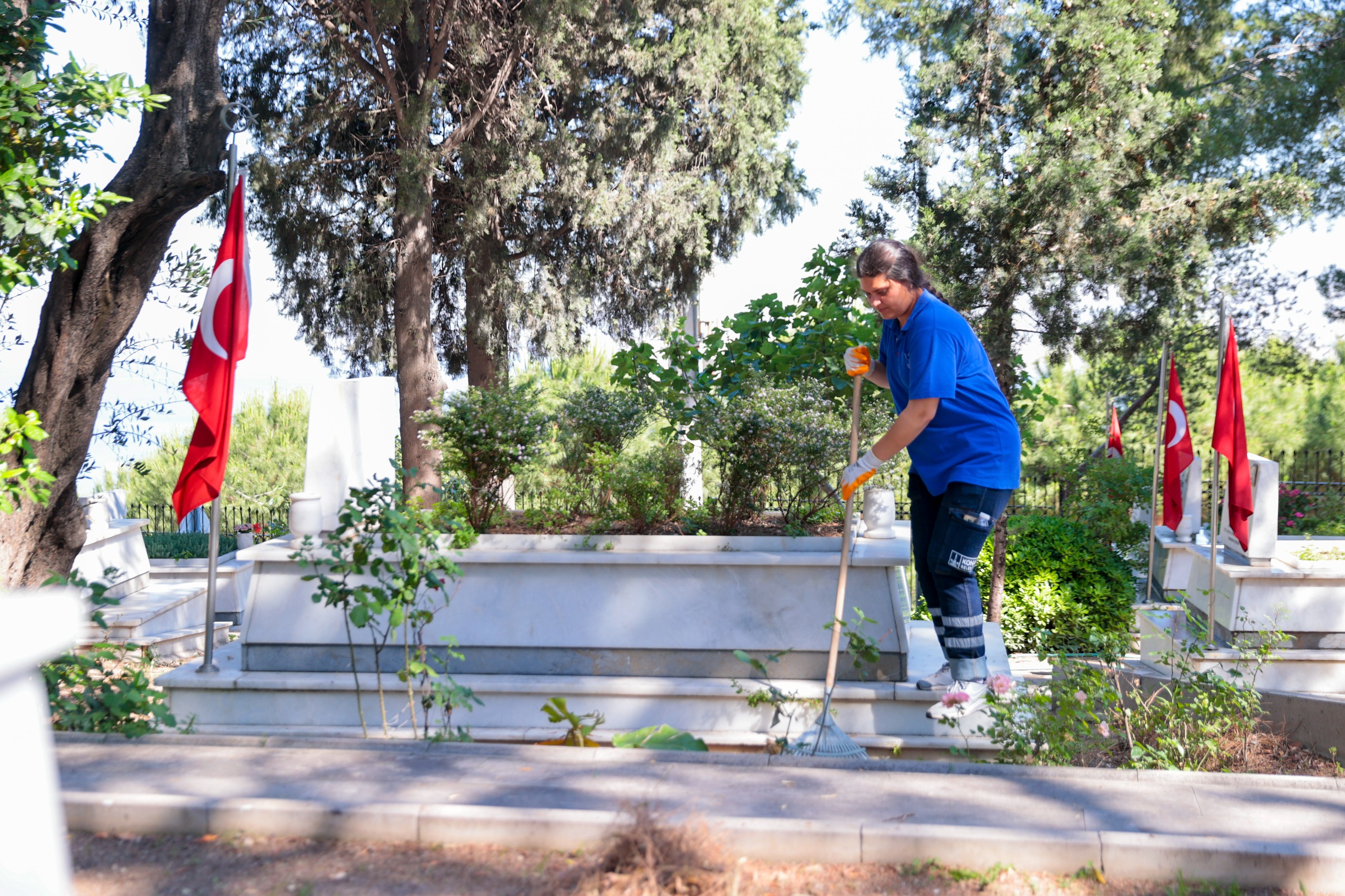 Kadifekale Şehitliği’nde saygı ve vefa mesaisi Kadifekale Şehitliği’nde saygı ve vefa mesaisi