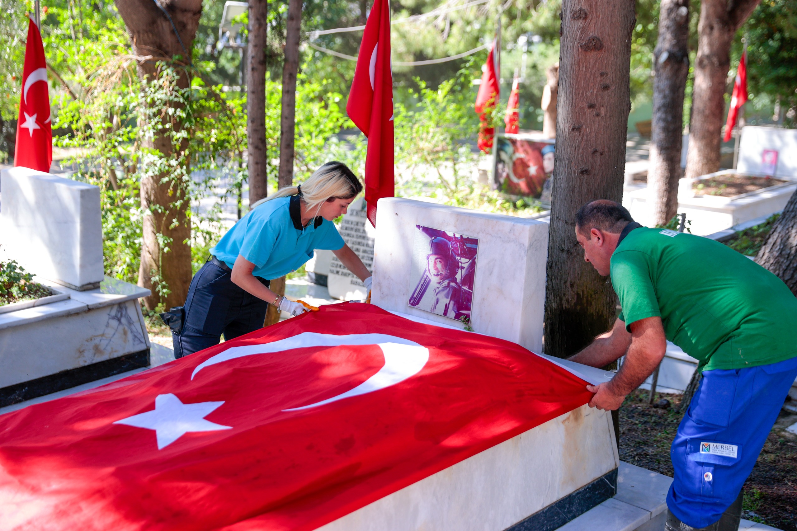 Kadifekale Şehitliği’nde saygı ve vefa mesaisi Kadifekale Şehitliği’nde saygı ve vefa mesaisi