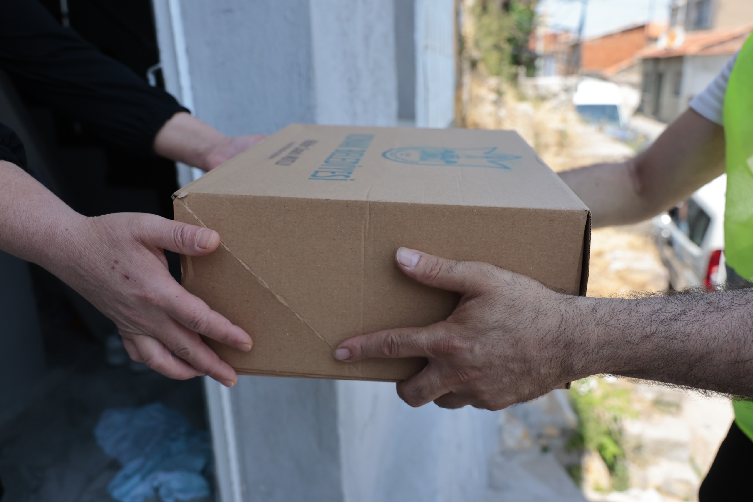 Konak’ta kapı kapı dayanışma