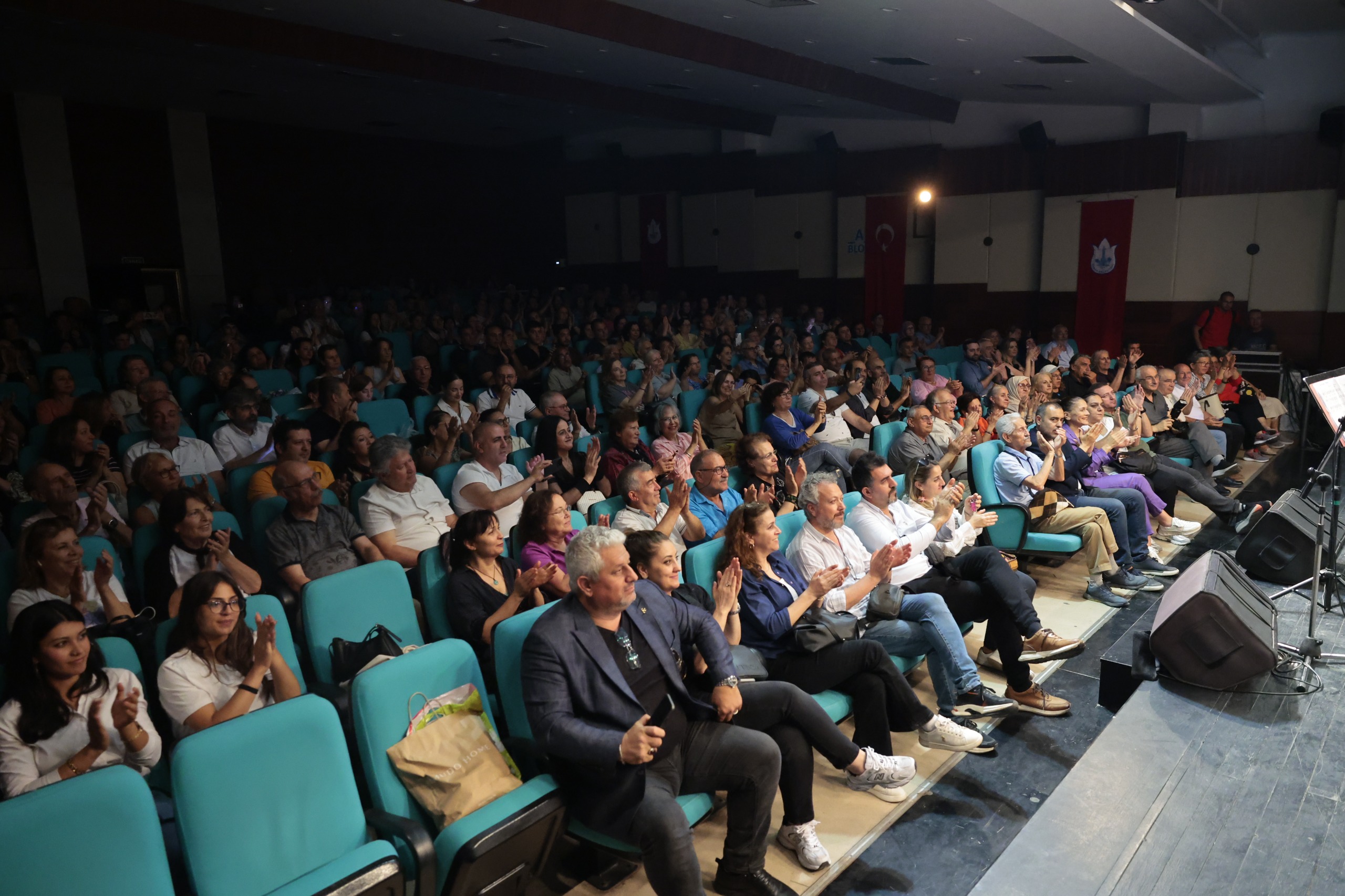 Konak’ta türkü şöleni Konak’ta türkü şöleni