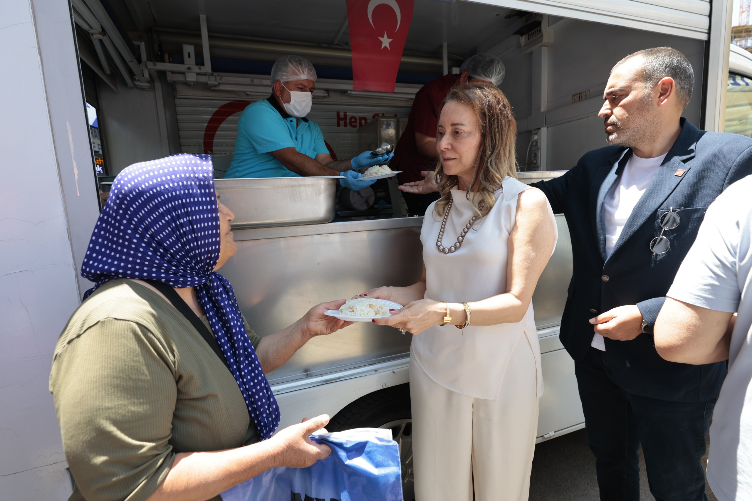 Konak’tan Ferdi Zeyrek anısına yemek ikramı