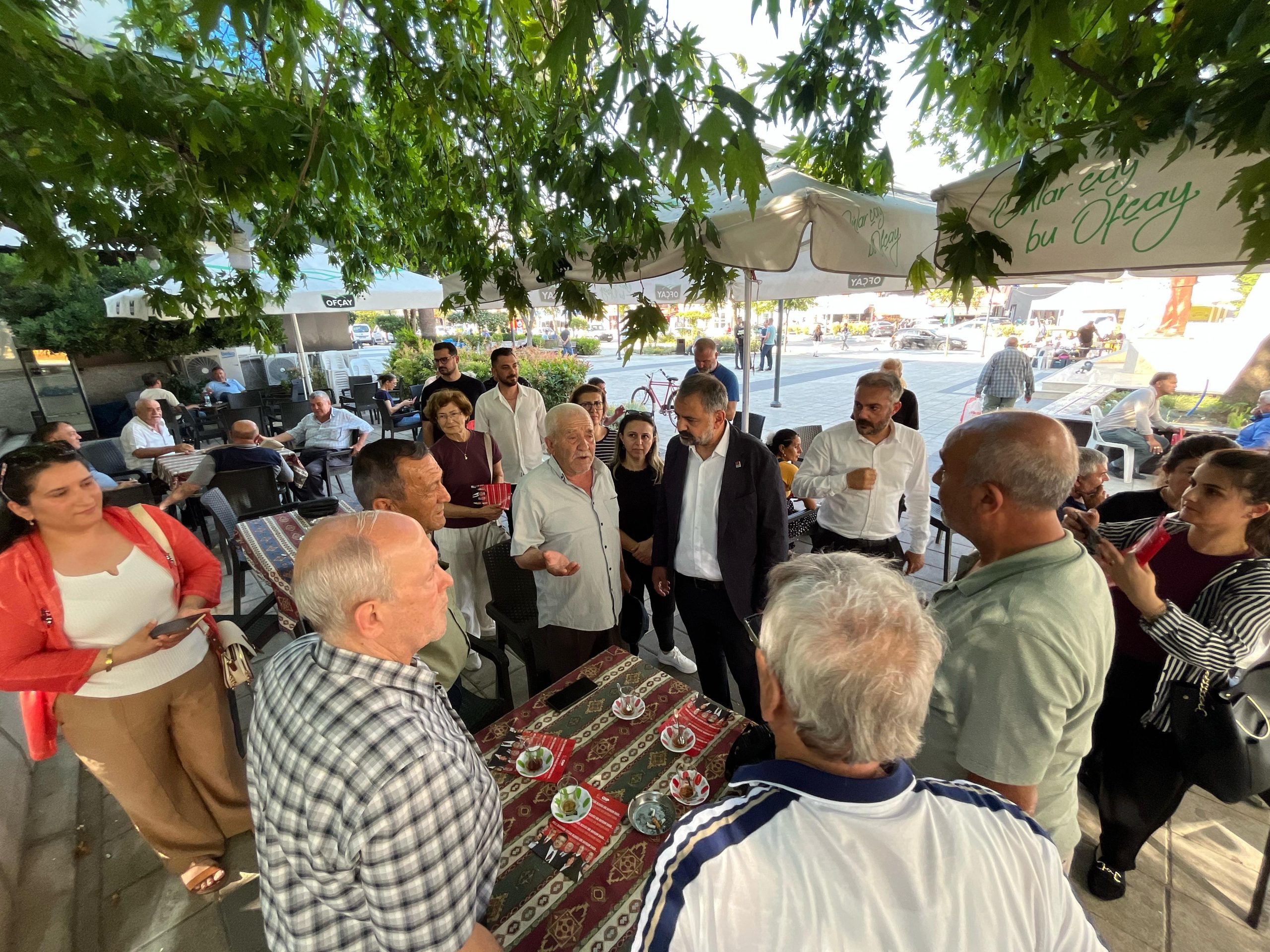 CHP İZMİR HEMŞEHRİLERİ İLE SOKAKTA BAYRAMLAŞIYOR