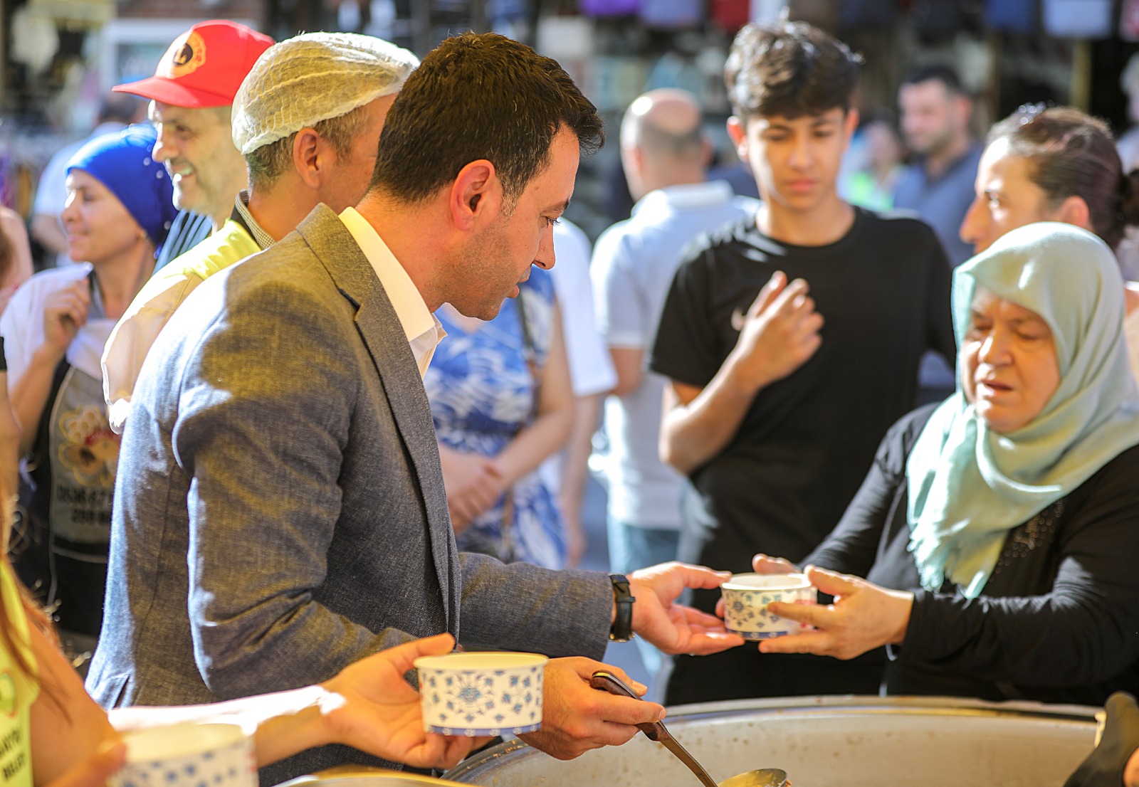 Bayraklı'da aşure bereketi
