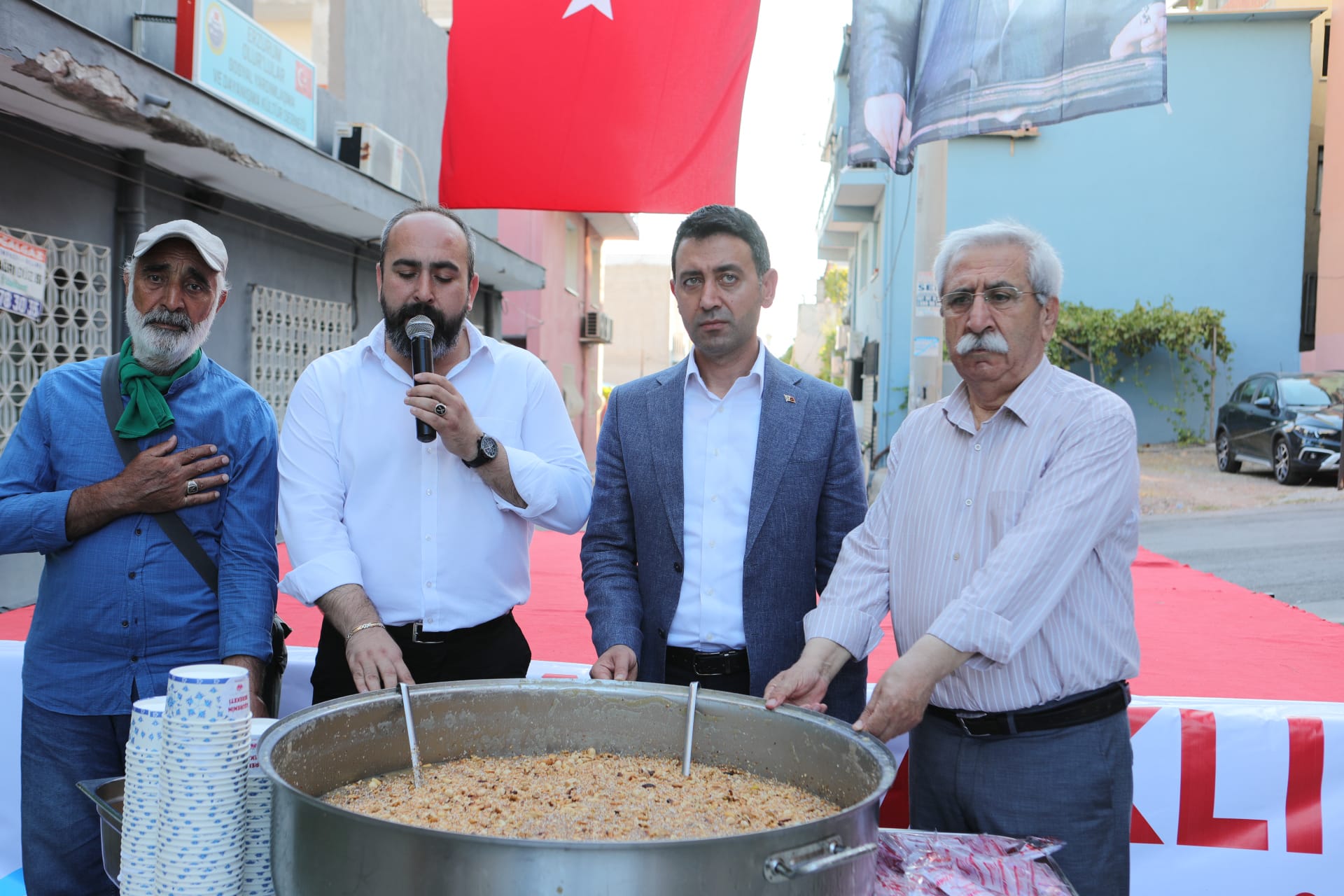 Bayraklı'da aşure bereketi