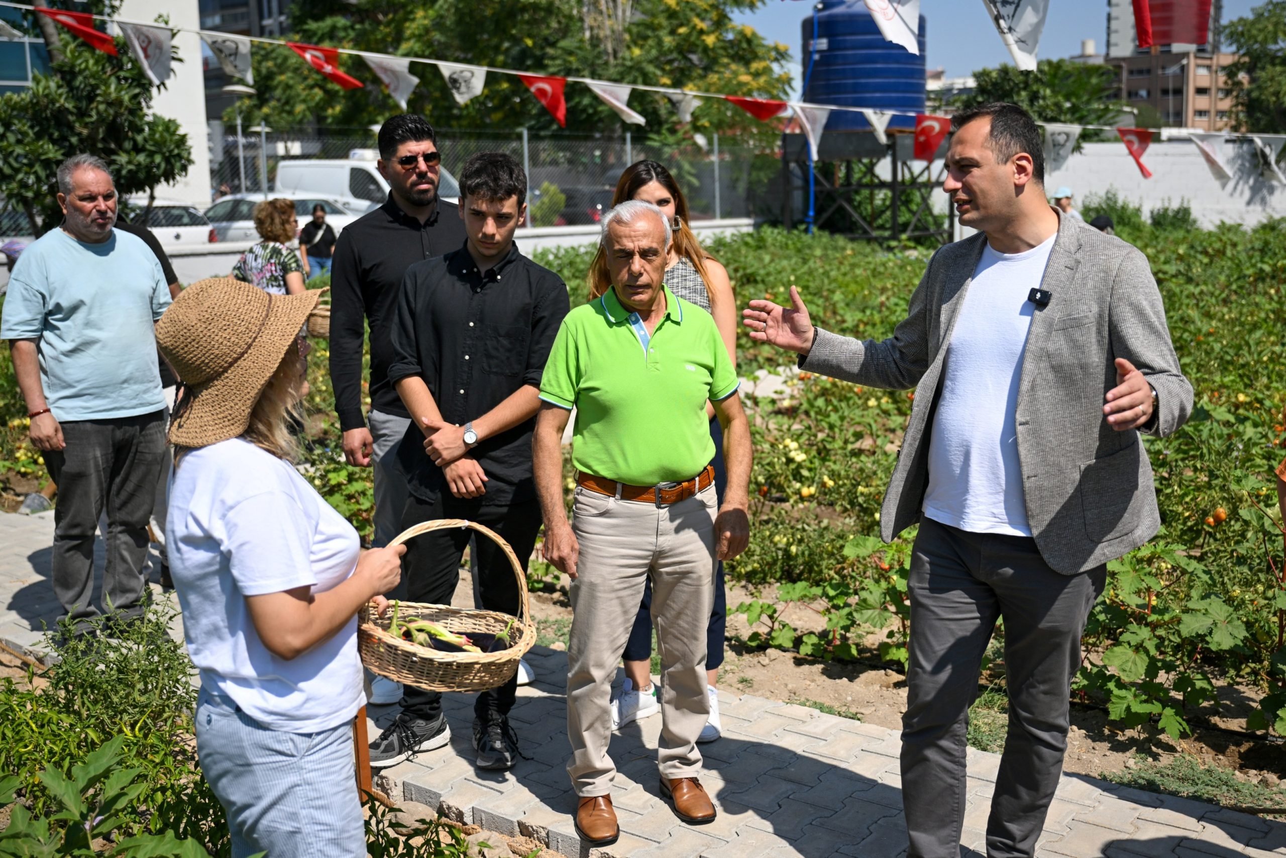 Bornova’da Kent Bostanları’nda hasat sevinci
